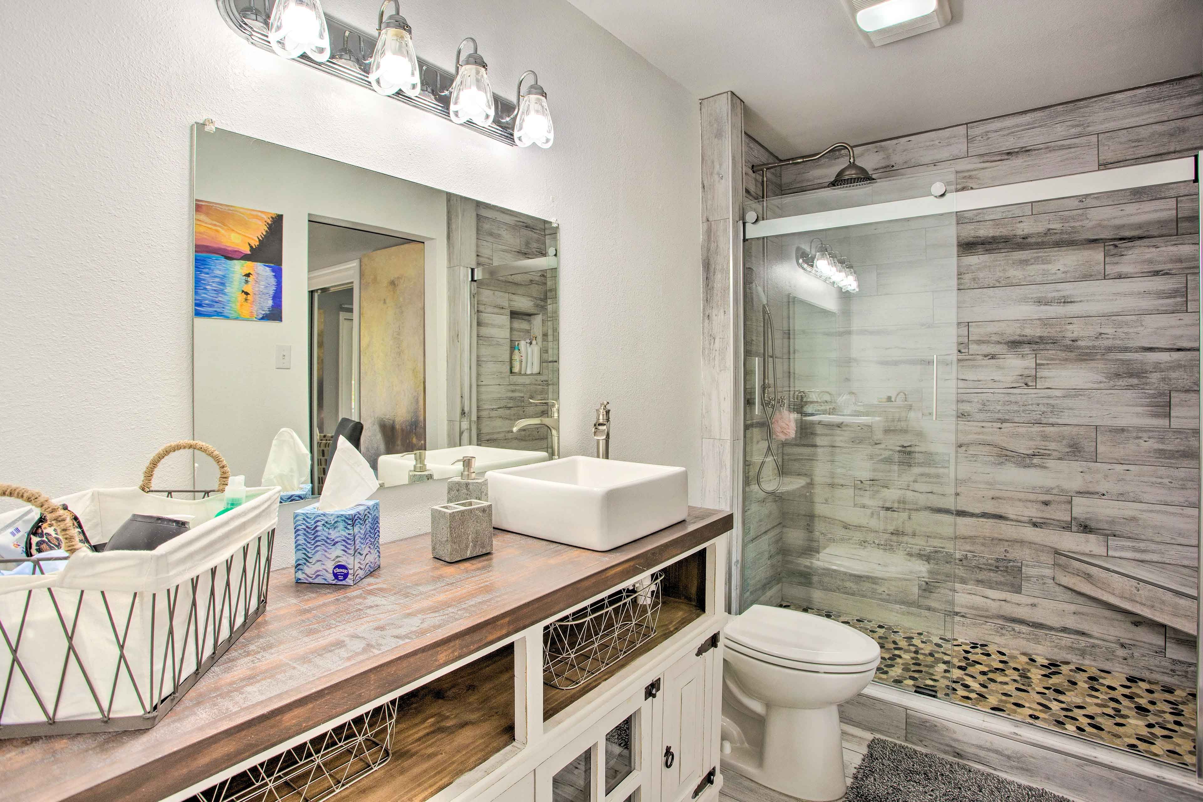 En-Suite Bathroom | Complimentary Toiletries | Towels Provided