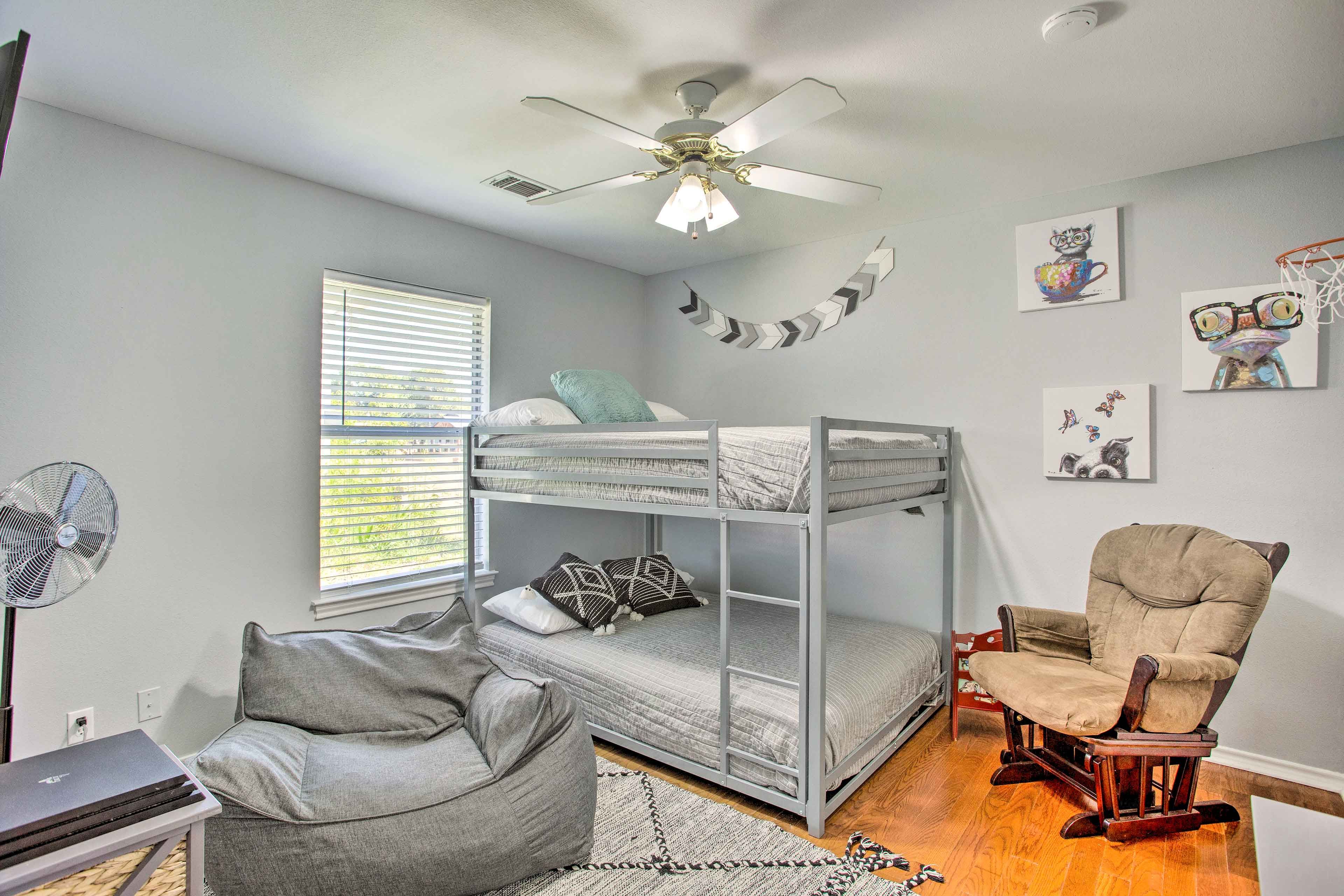 Bedroom 2 | Full Bunk Bed | Smart TV | PlayStation 4
