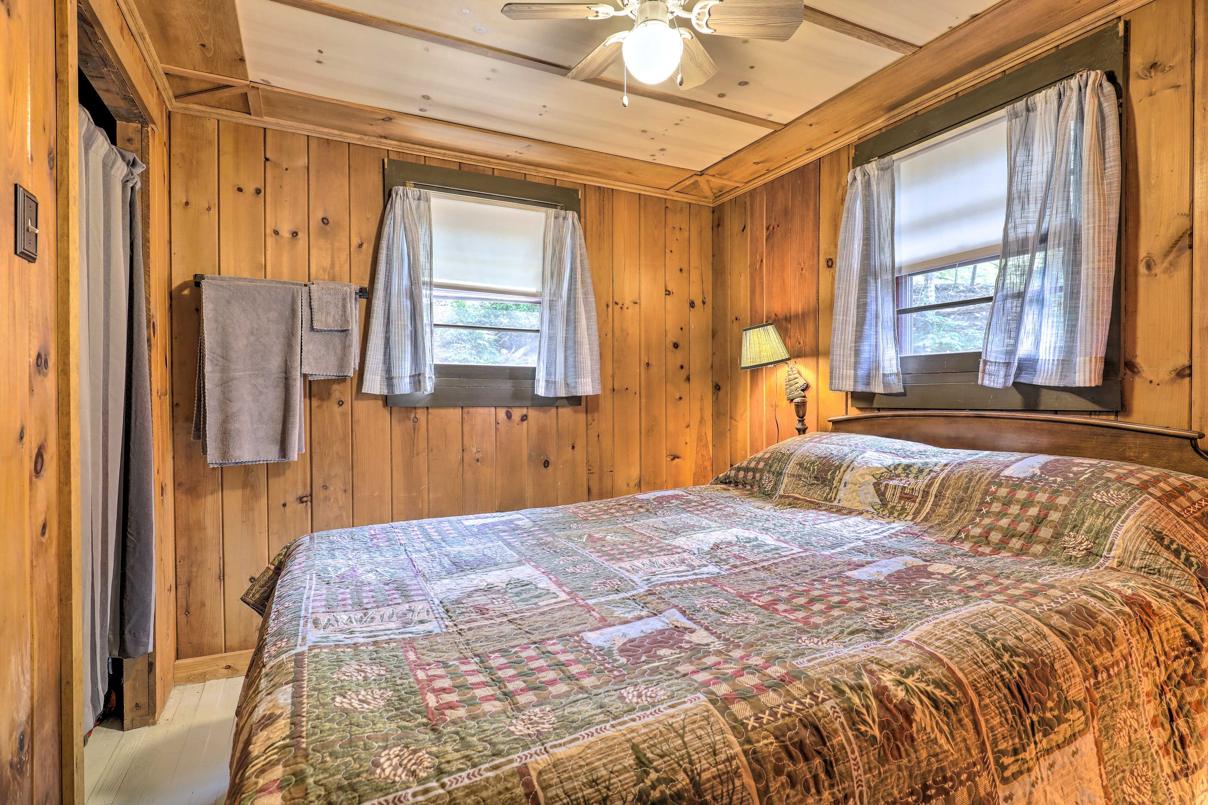 Bedroom 1 | Queen Bed