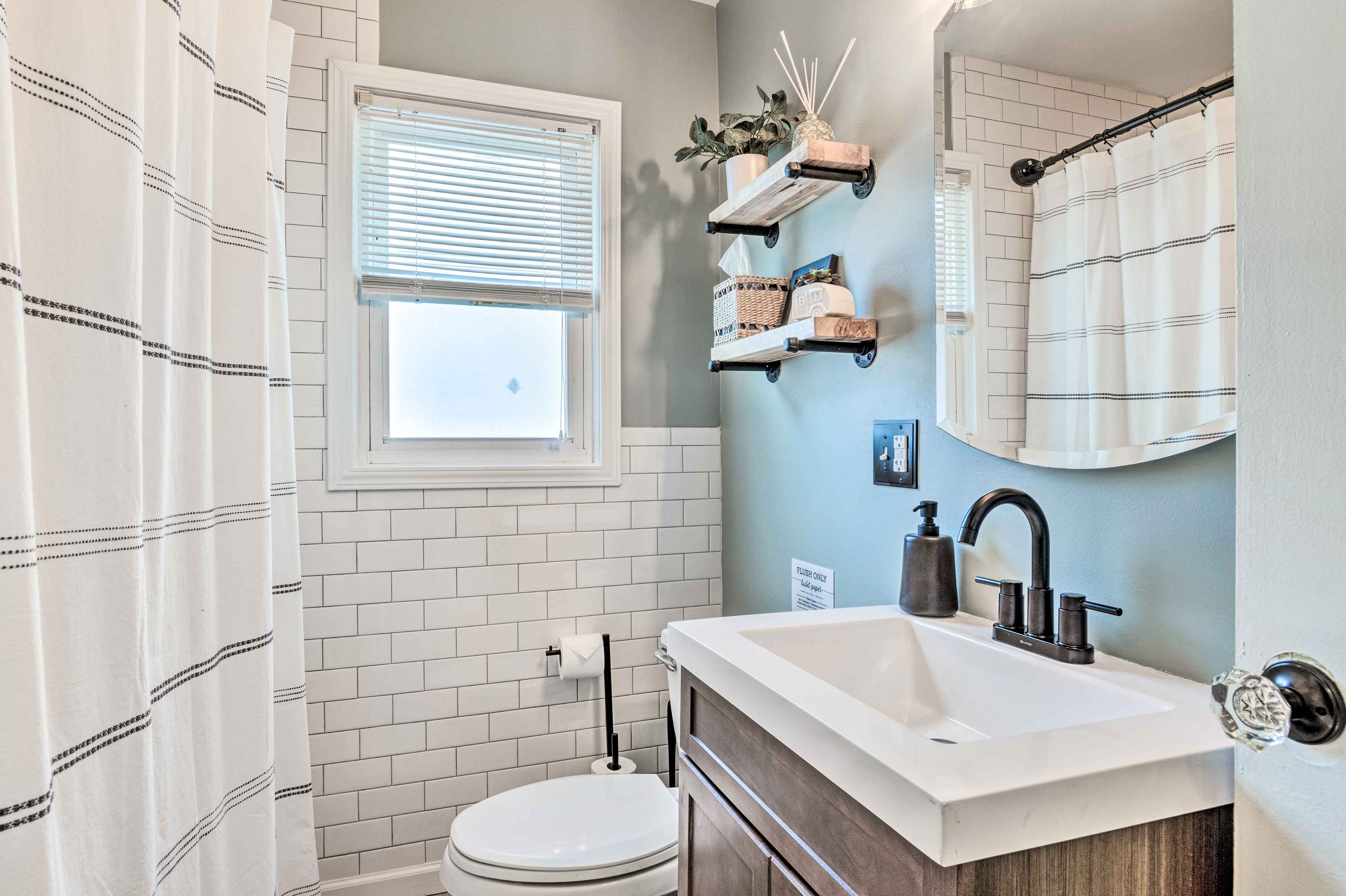 Full Bathroom | Towels Provided | Complimentary Toiletries