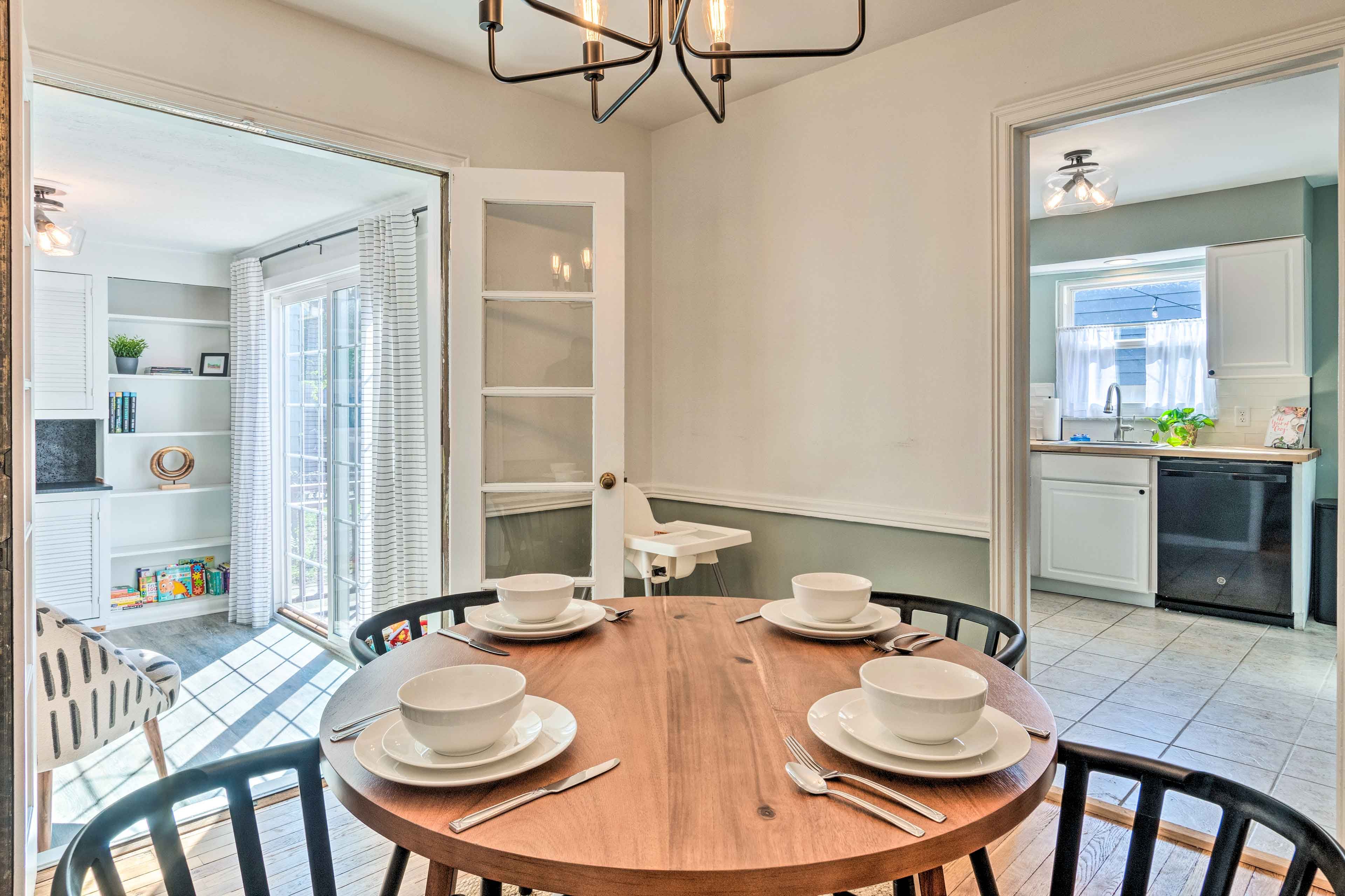 Dining Area | Dishware & Flatware Provided