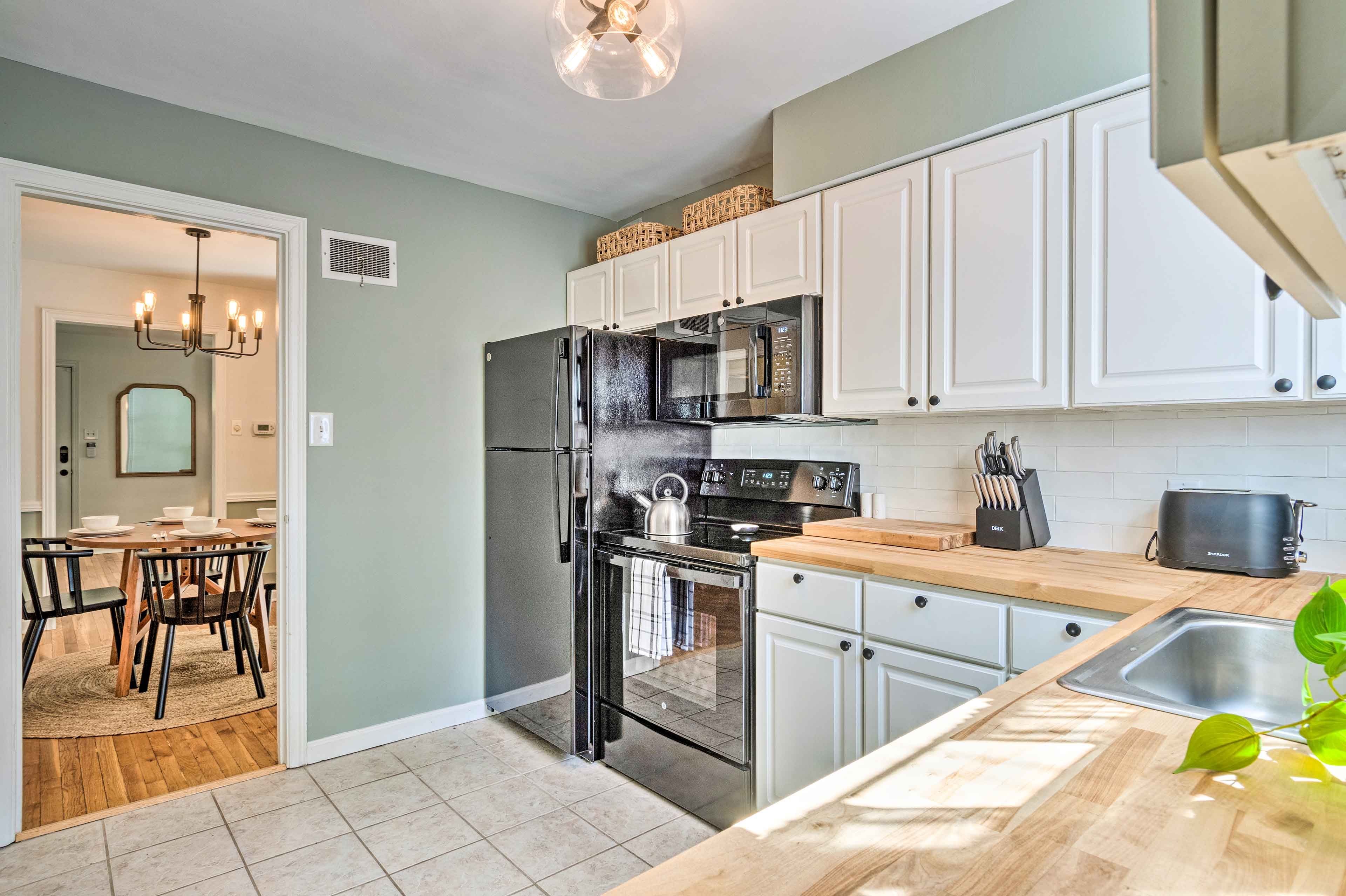 Kitchen | Cooking Basics | Coffee Maker | Paper Towels/Trash Bags Provided