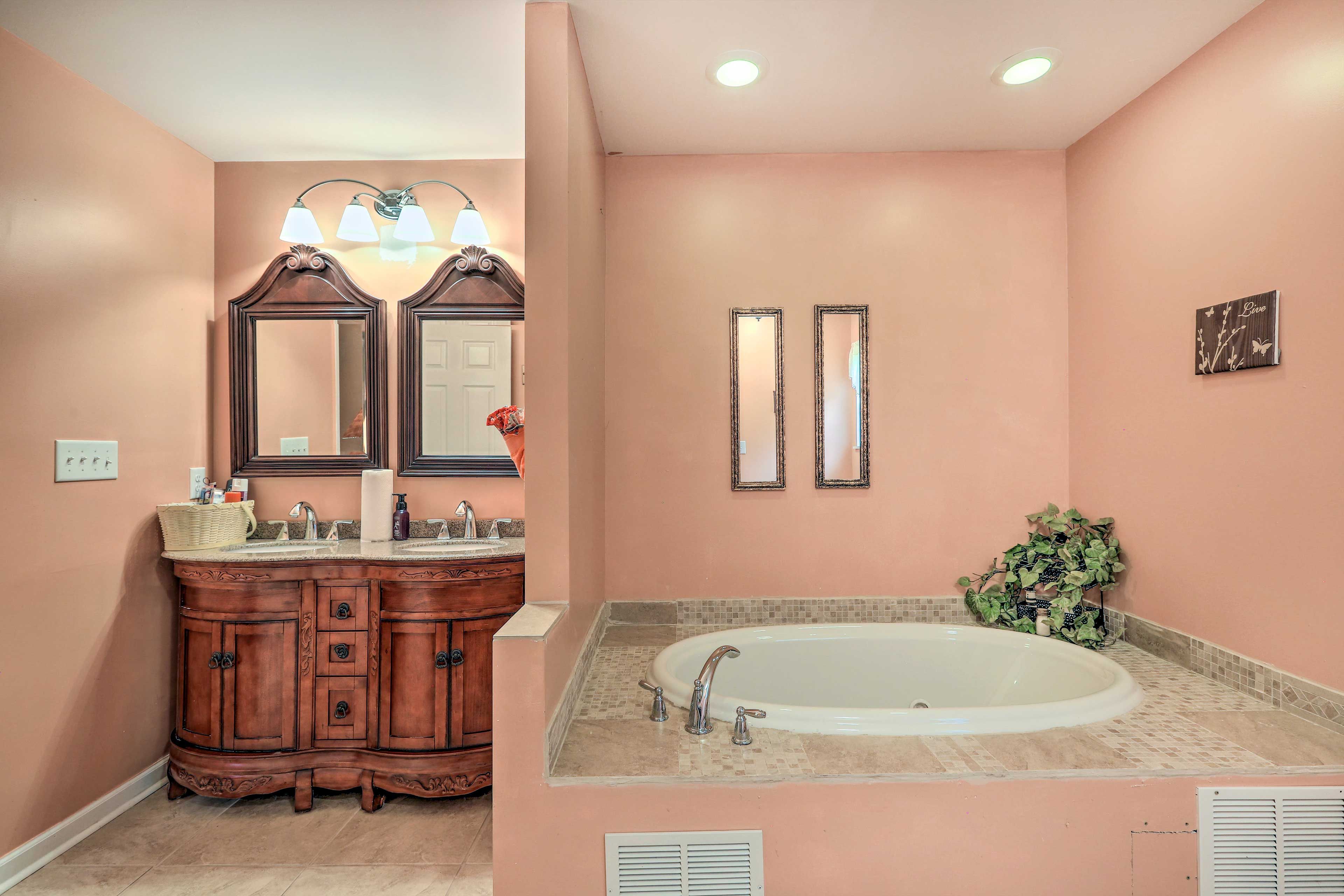 En-Suite Bathroom | Towels Provided | Jetted Tub | Walk-In Shower