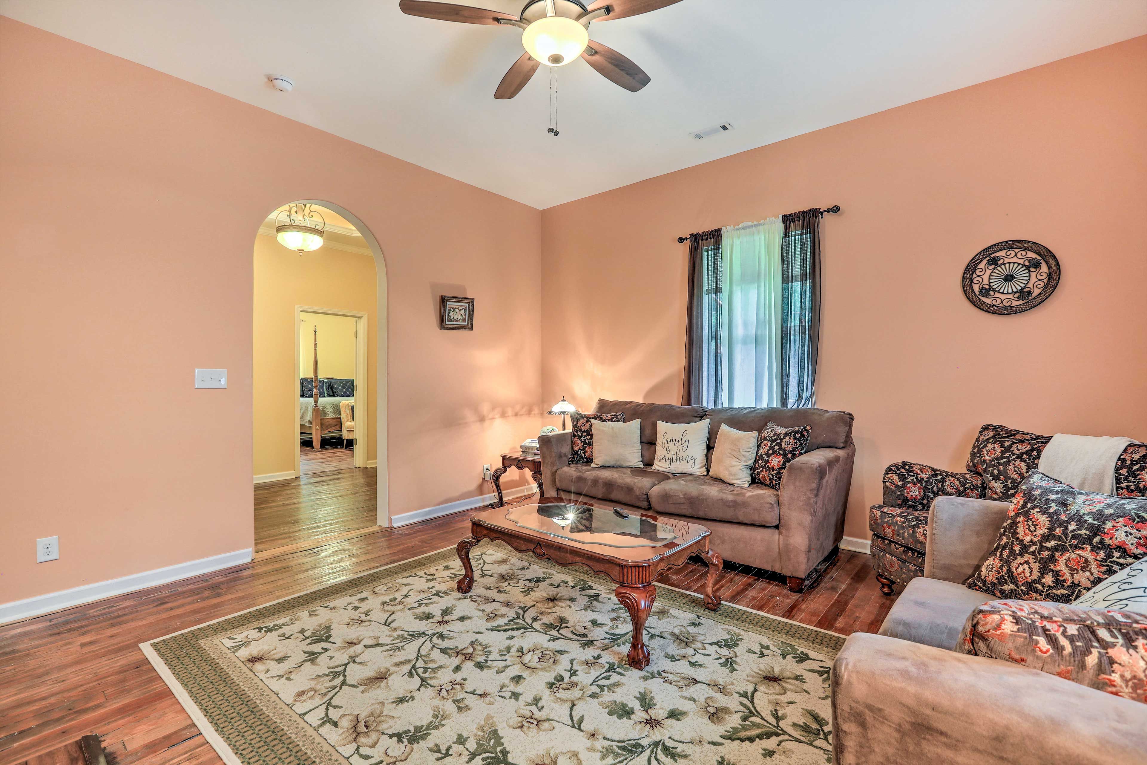 Living Room | Smart TV | Free WiFi | Central Heating & A/C