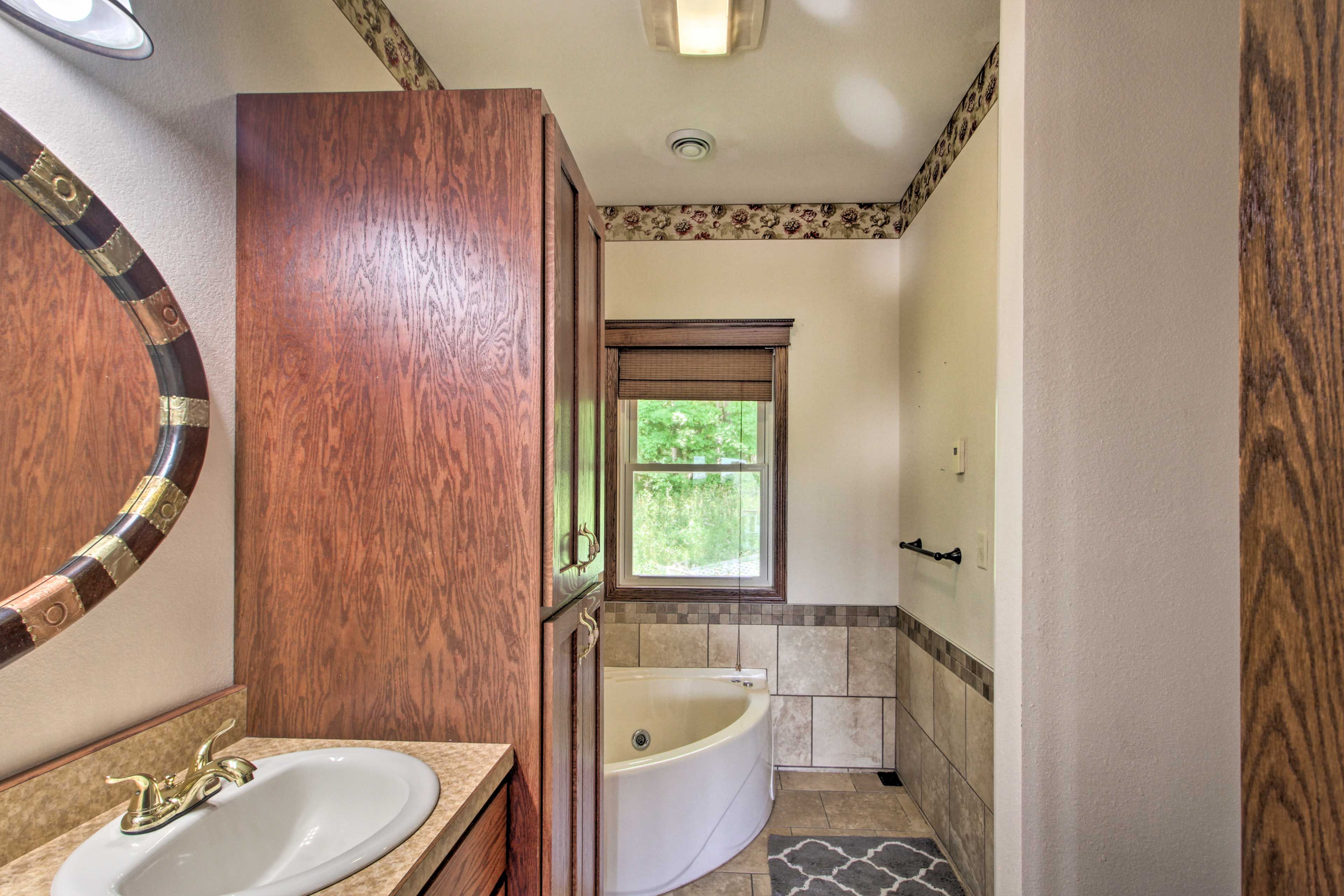 Full Bathroom | Complimentary Toiletries