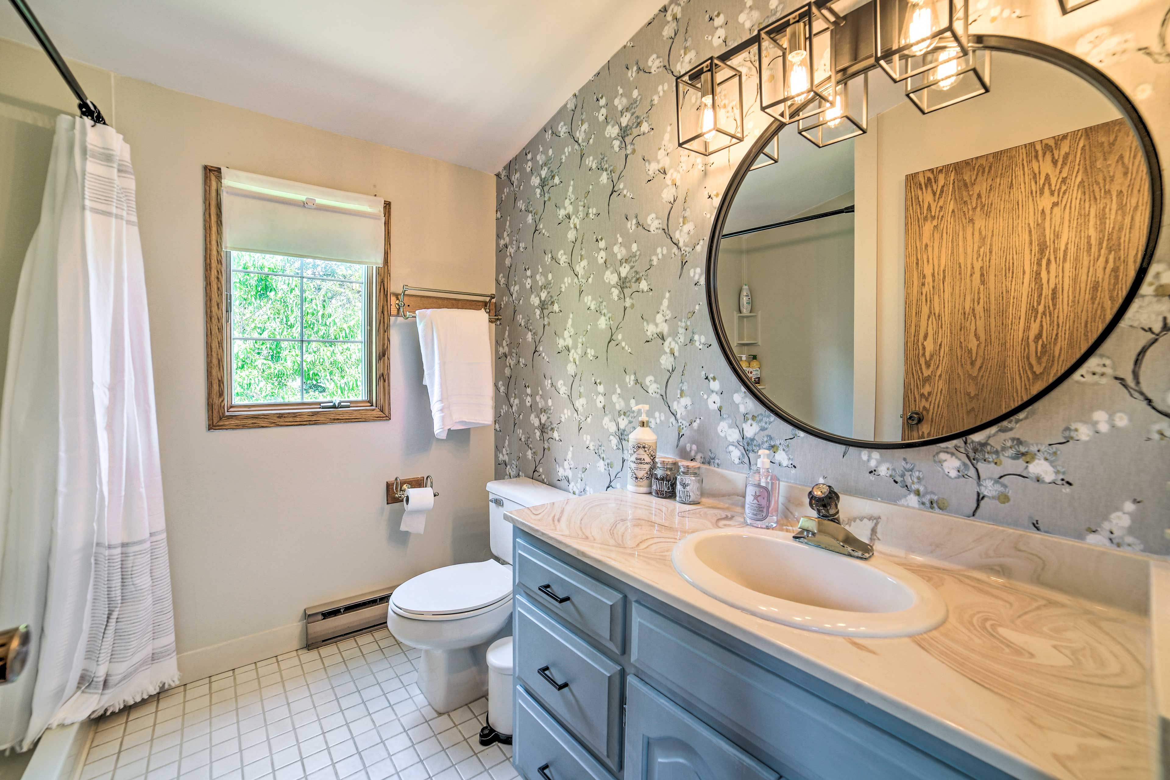 Full Bathroom | Towels Provided