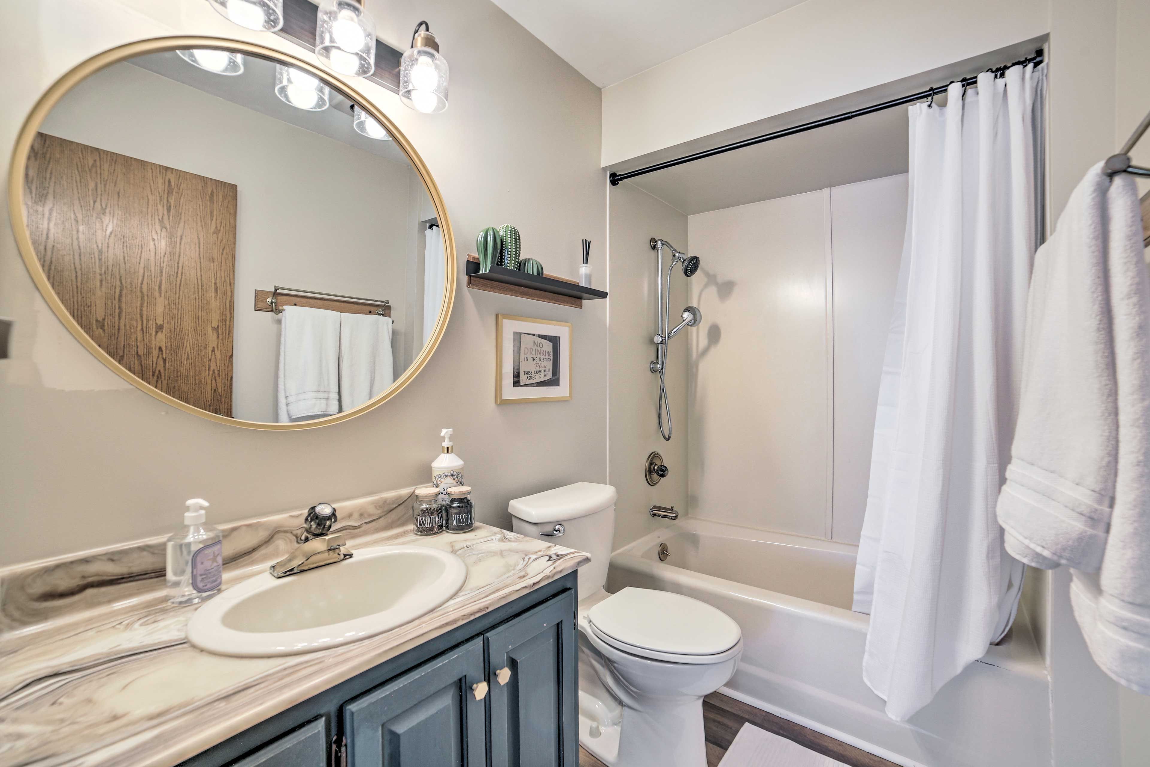 Full Bathroom | Complimentary Toiletries