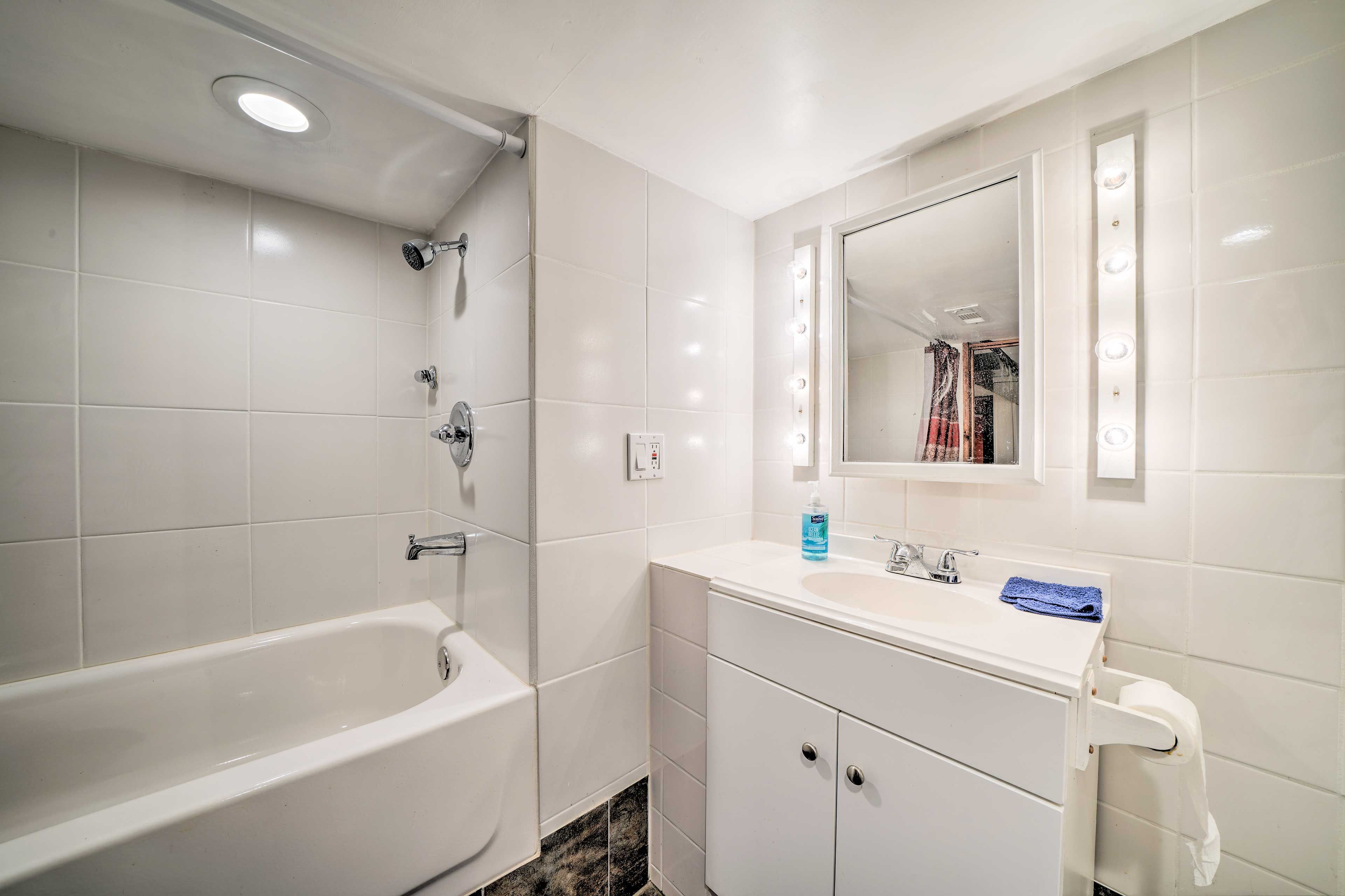 Full Bathroom | Towels Provided