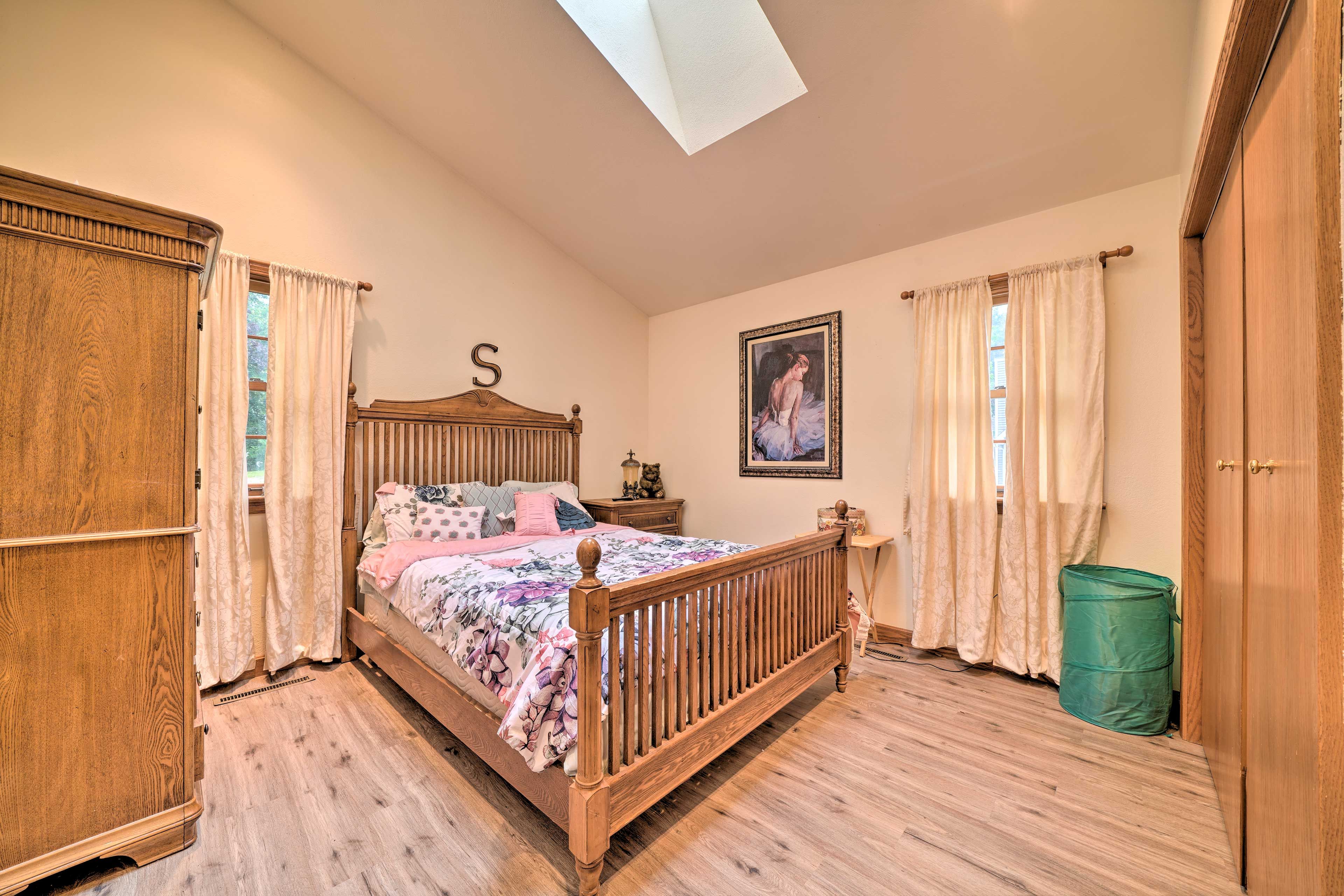 Bedroom 1 | Queen Bed | 1st Floor