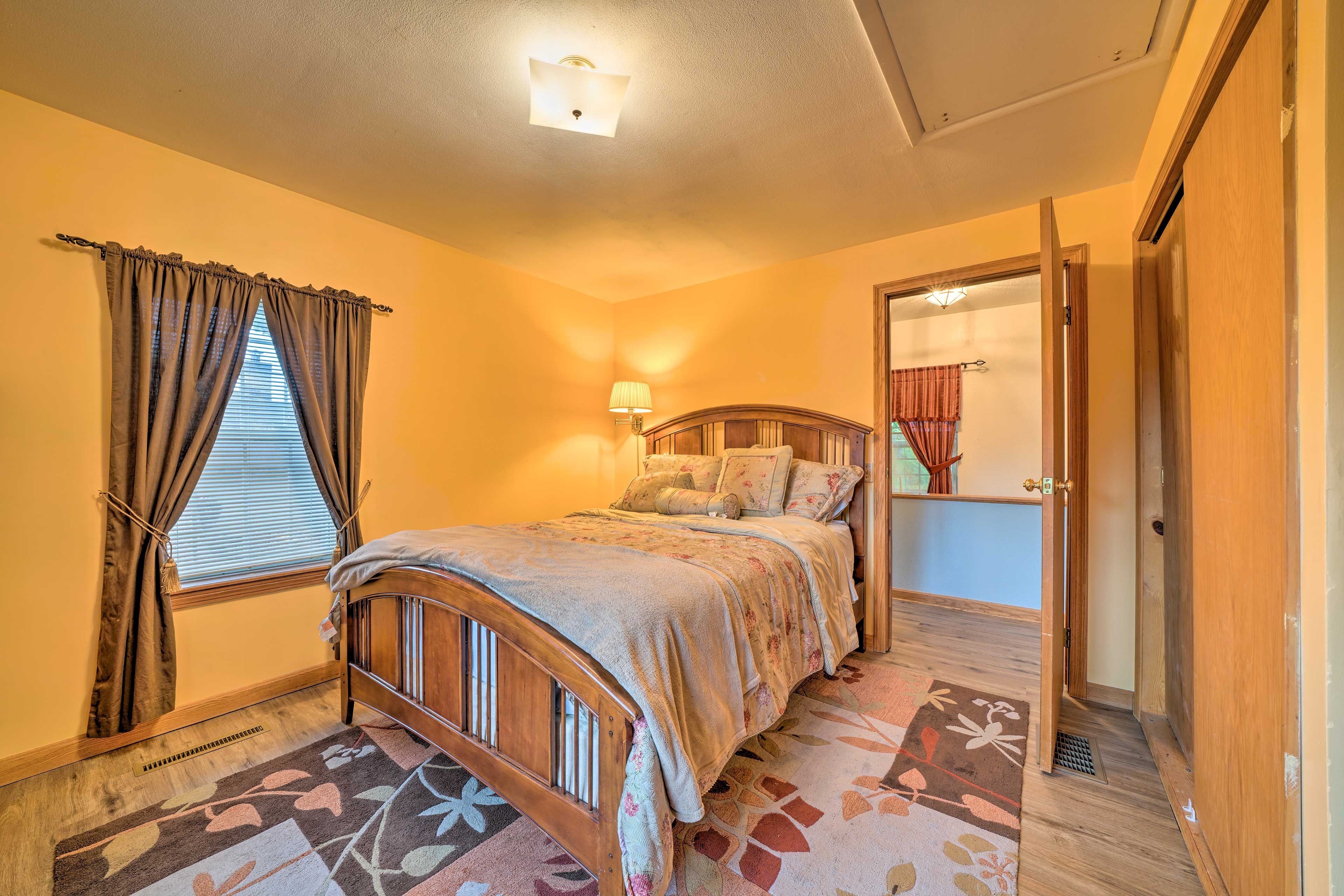 Bedroom 2 | Queen Bed | 1st Floor