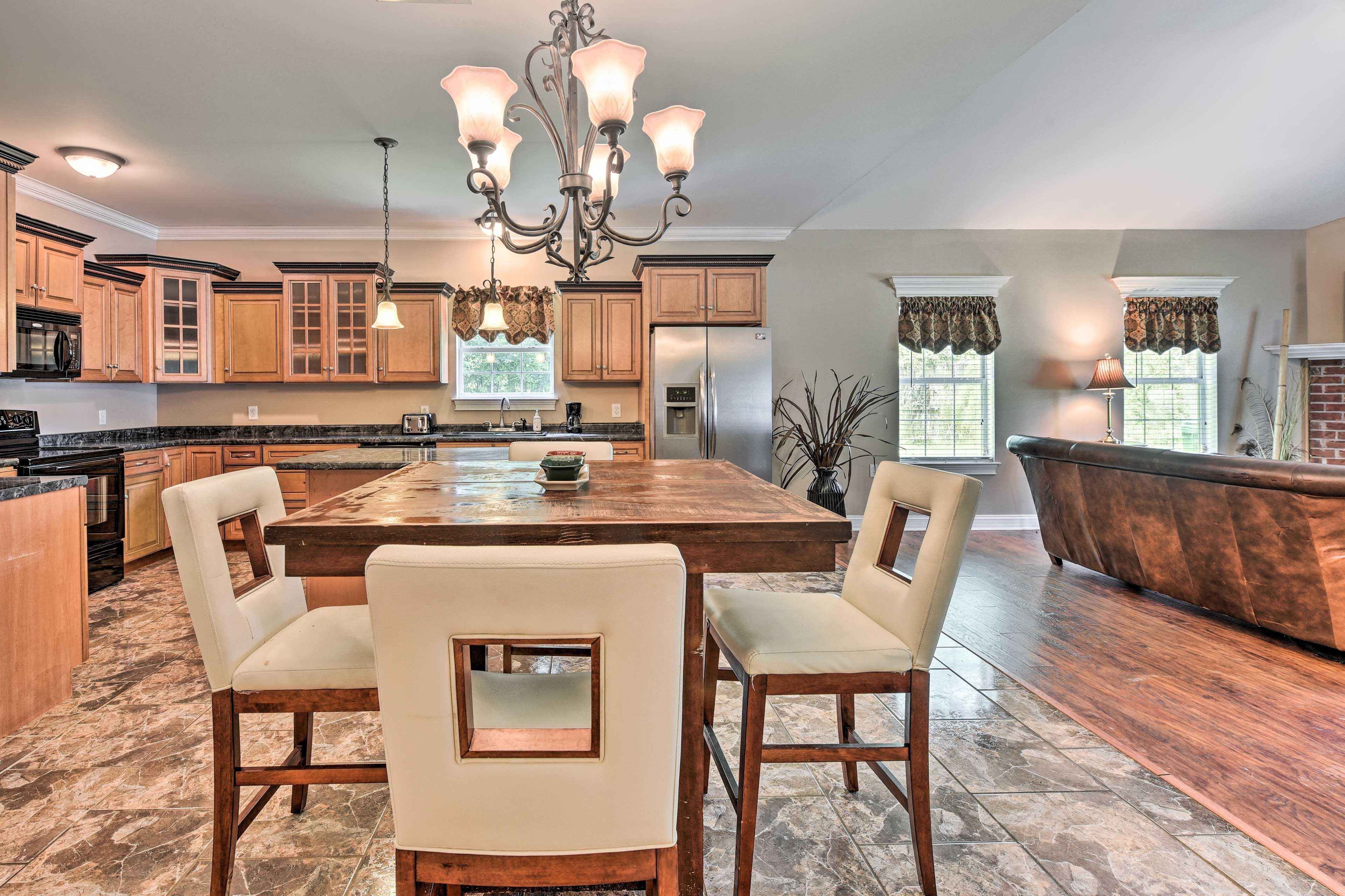 Dining Area | Dishware & Flatware Provided