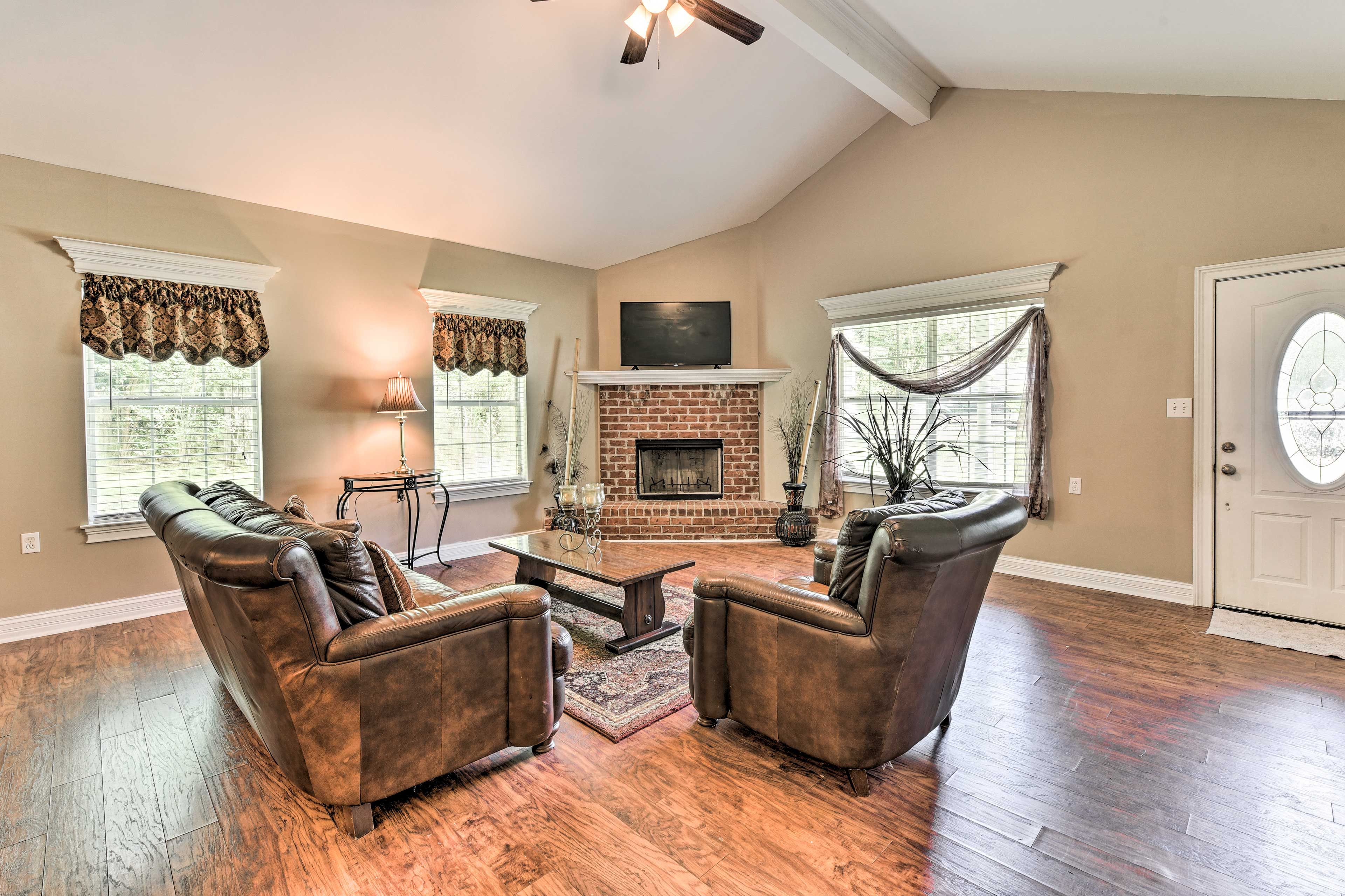 Living Room | Smart TV | Fireplace (Wood Provided)