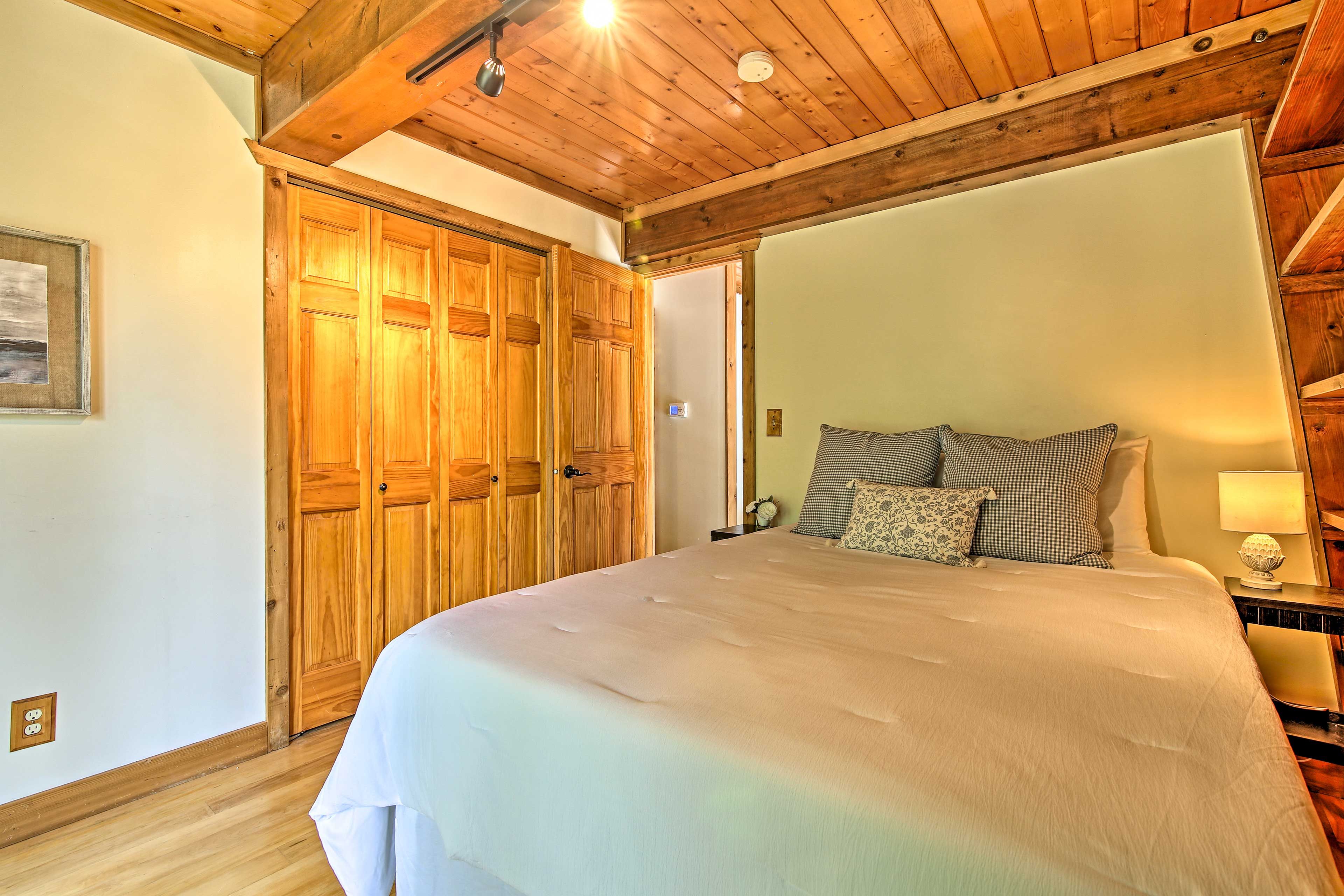 Bedroom 3 | Queen Bed | Upper Level