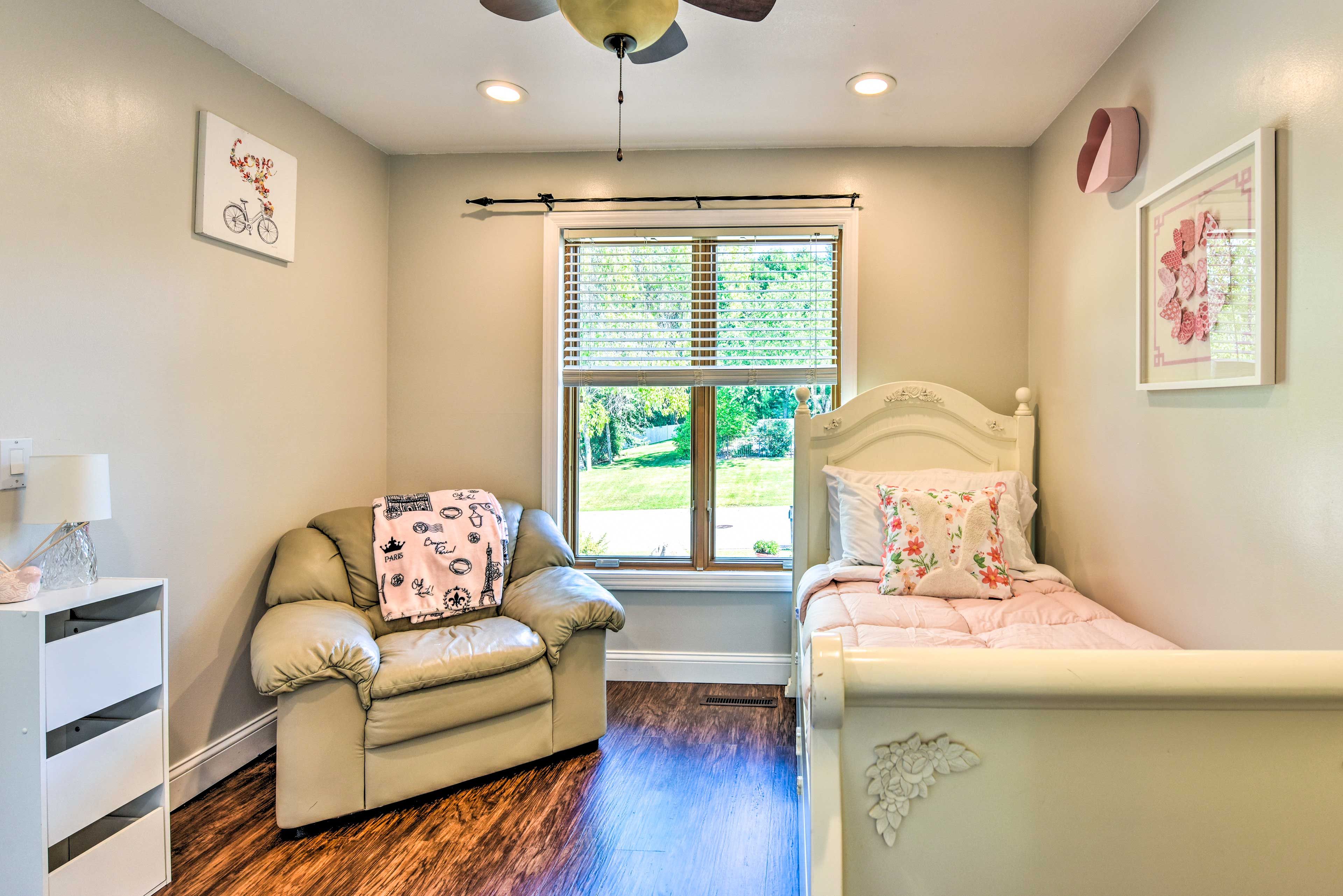 Bedroom 1 | Twin Bed | 1st Floor