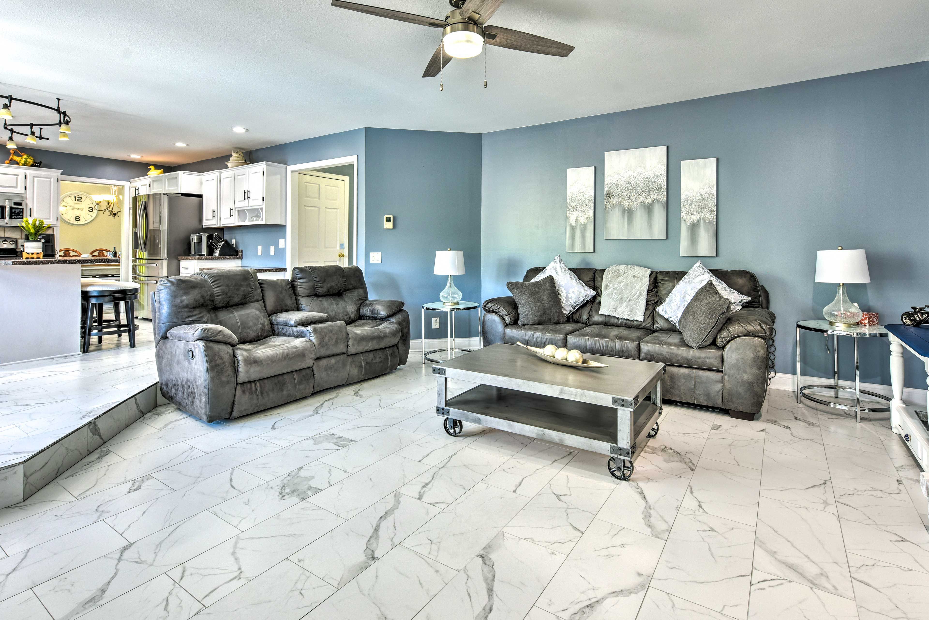 Living Room | Gas Fireplace | DVD Player | Cable Access