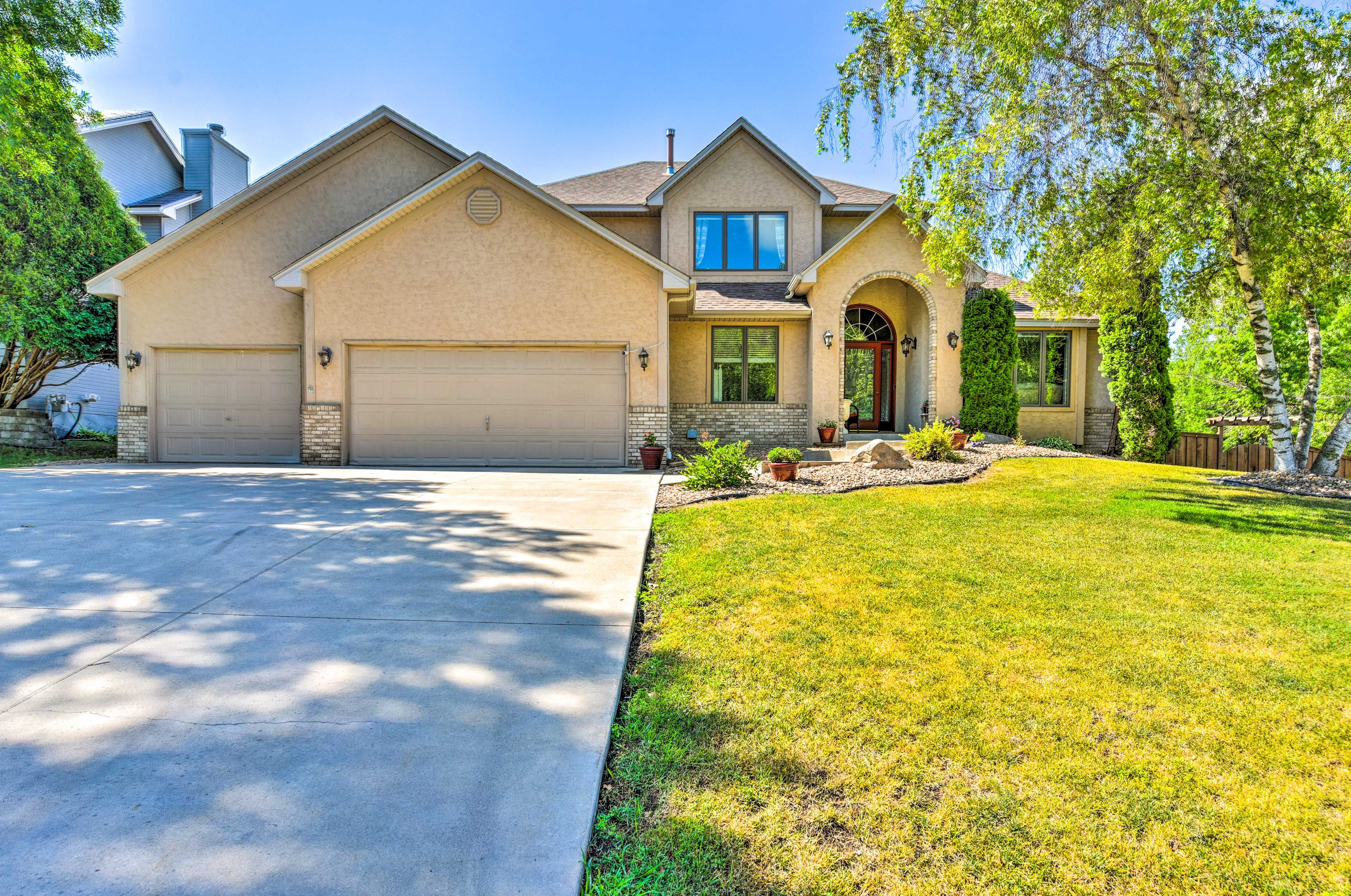 Property Exterior | Driveway Parking (4 Vehicles) | Free Summer Street Parking