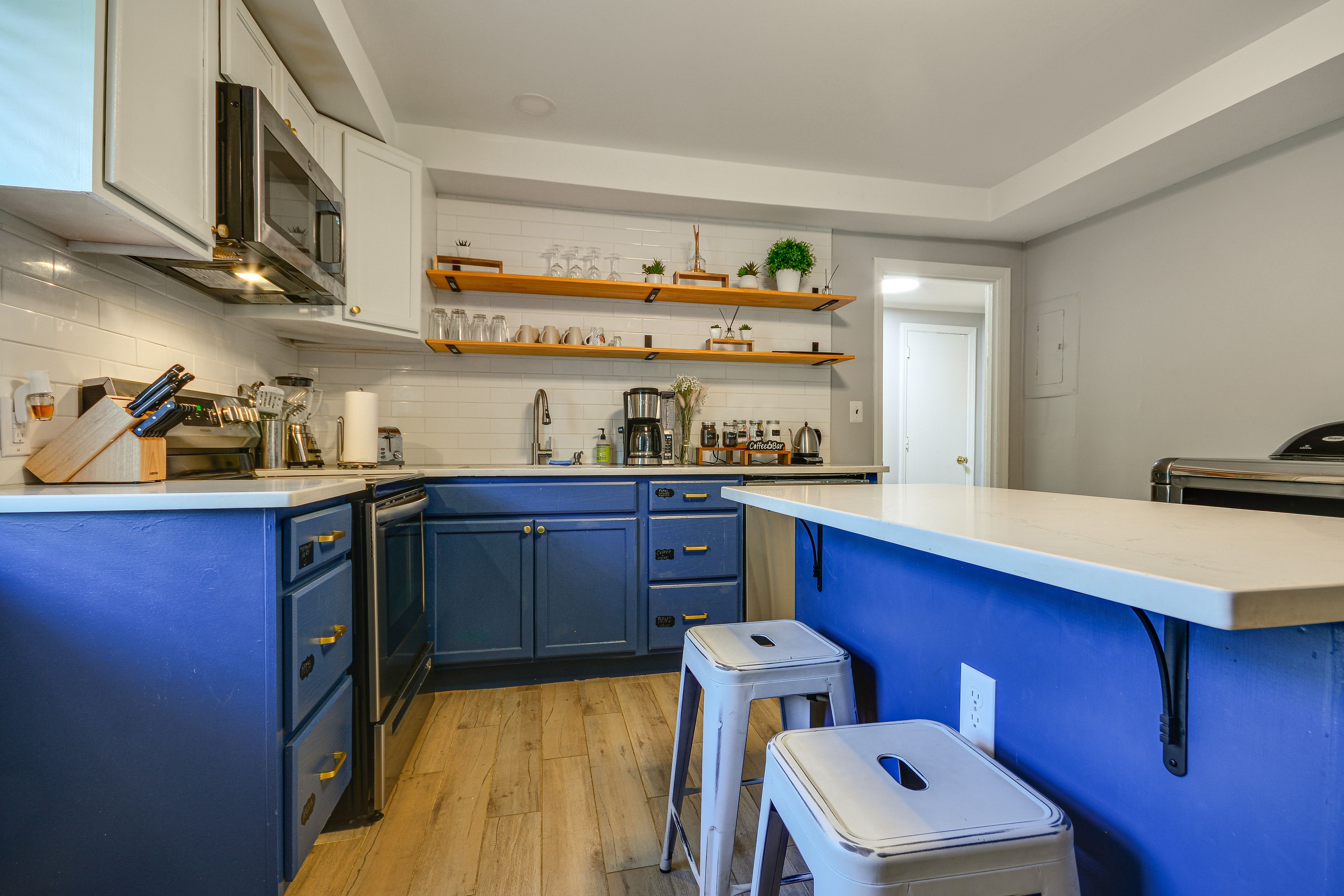 Kitchen | Island w/ Seating