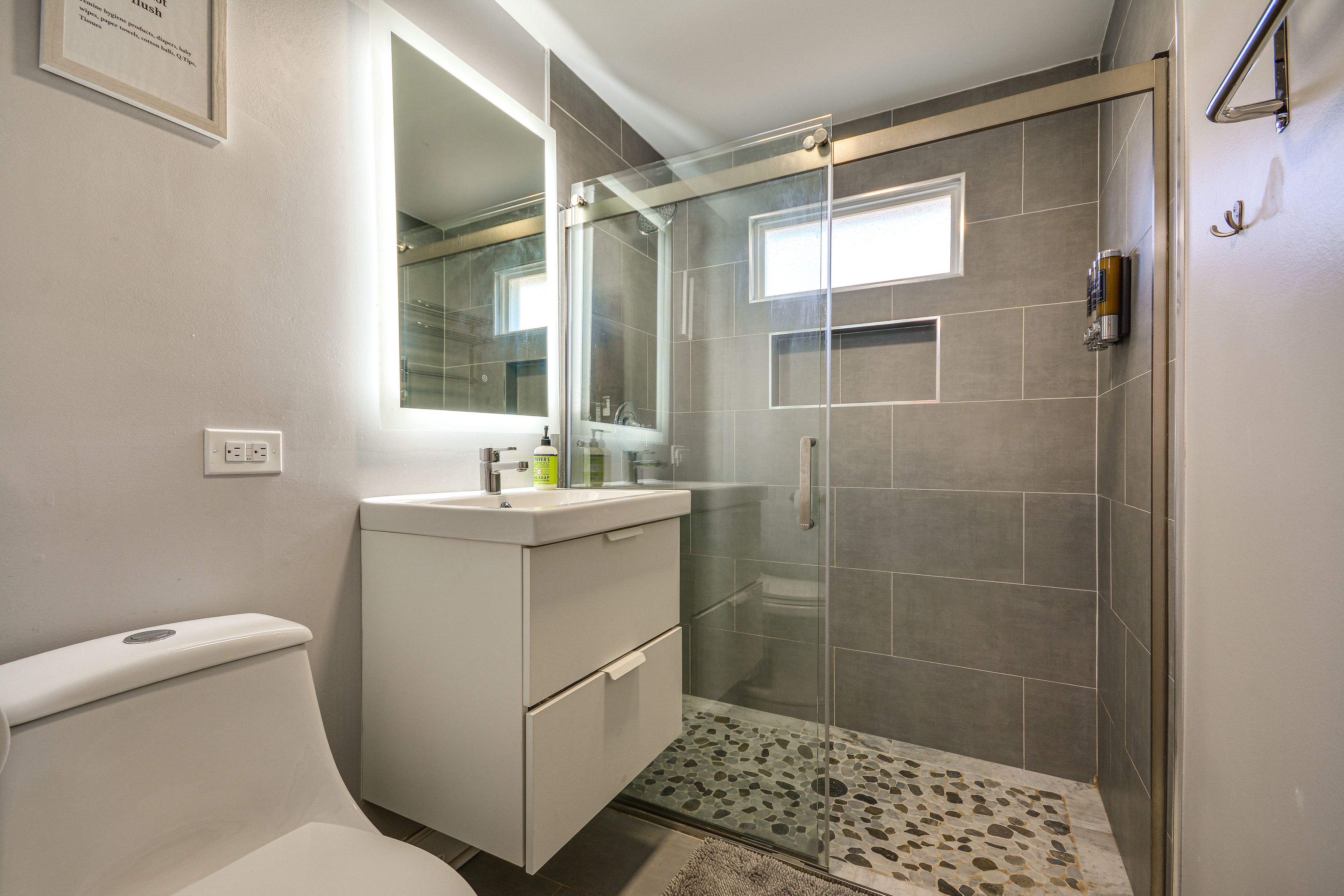 Full Bathroom | Towels Provided | Complimentary Toiletries
