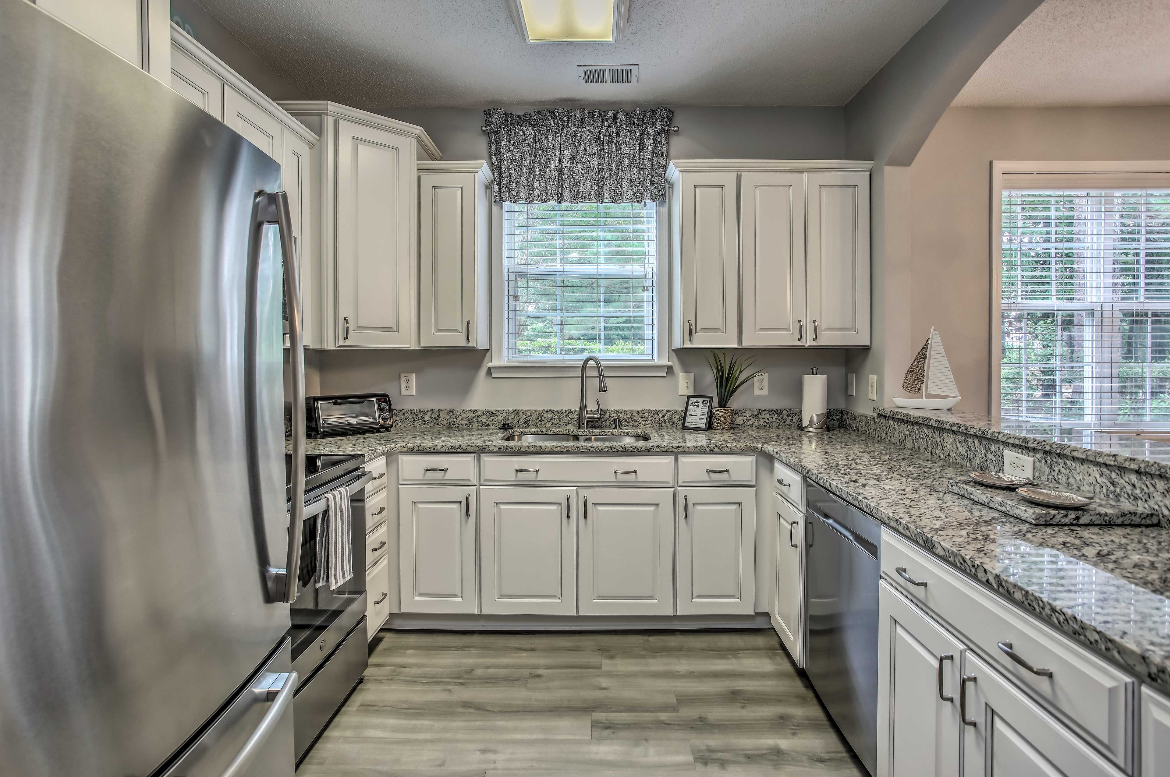 Full Kitchen | Dishwasher | Electric Range | Microwave | Fridge