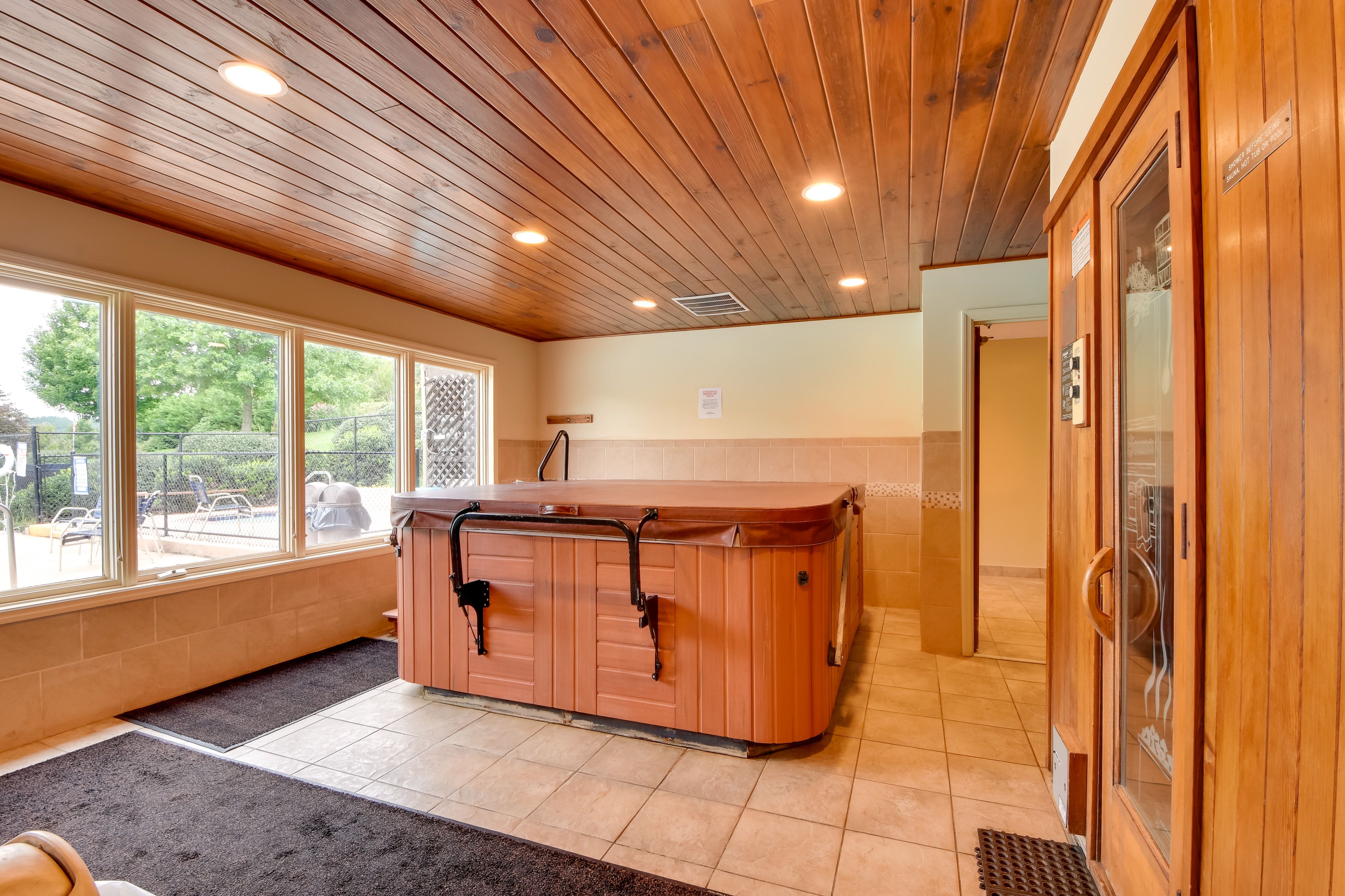 Community Hot Tub & Sauna