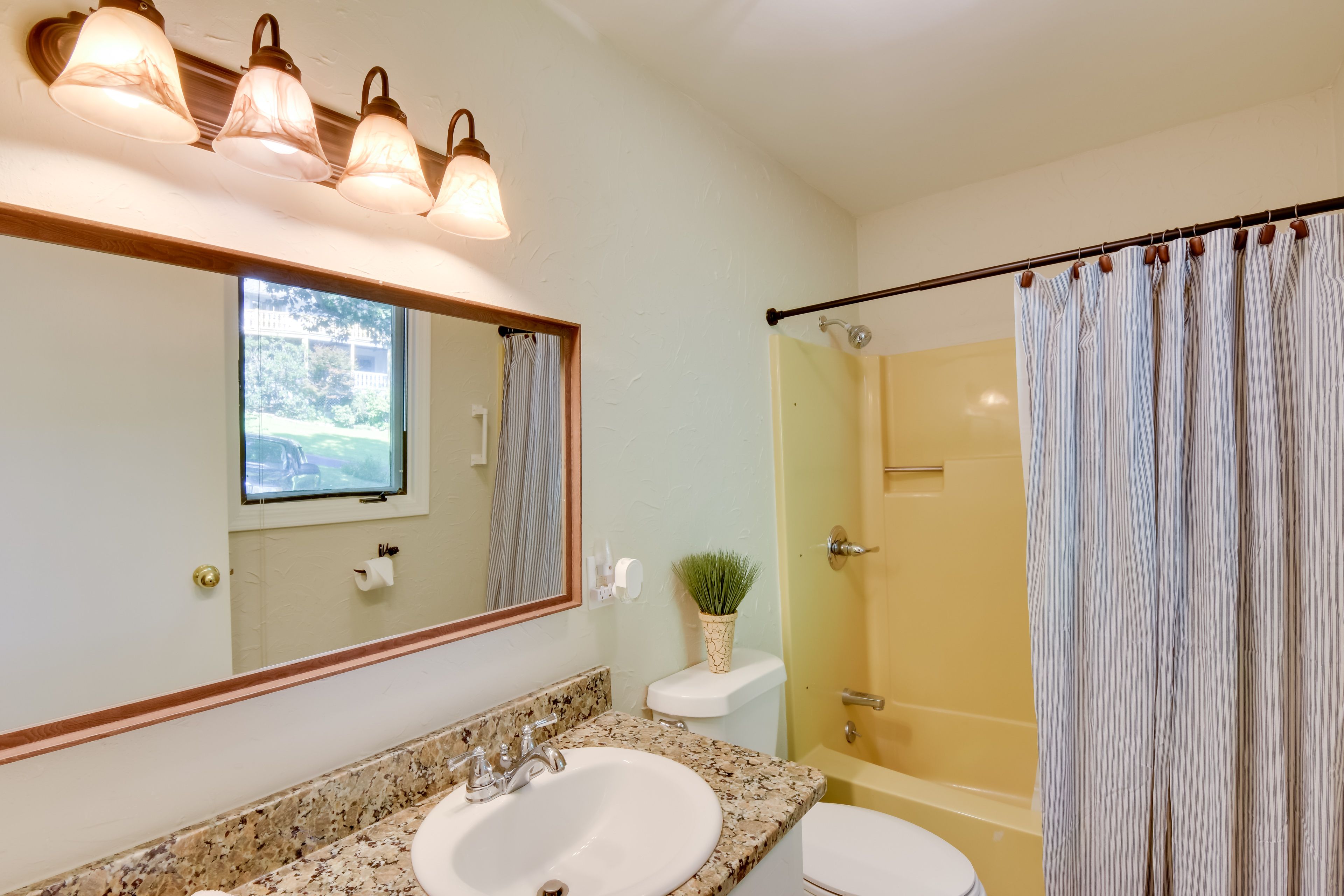 Full Bathroom | Towels Provided | Complimentary Toiletries