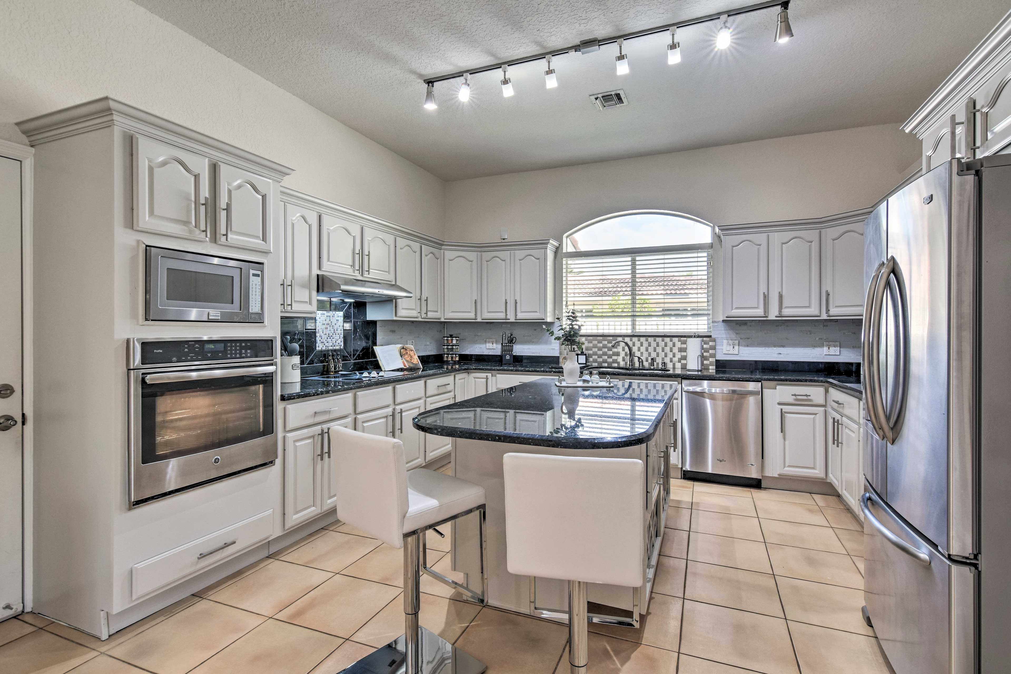 Full Kitchen | Glass-Top Stove | Oven | Microwave | Oven | Fridge | Dishwasher