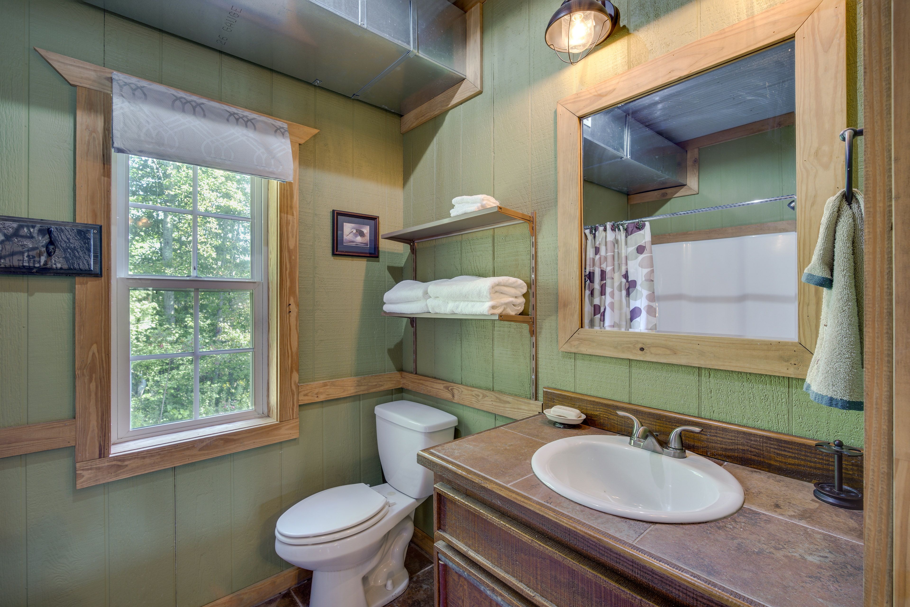 Full Bathroom 1 | Towels Provided | 1st Floor