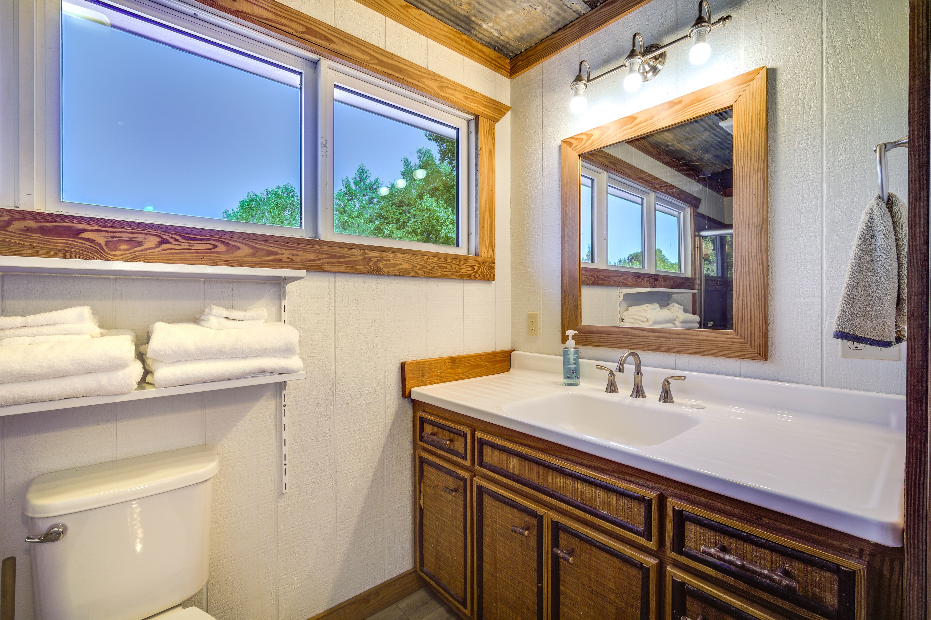 Bathroom 2 | 2nd Floor