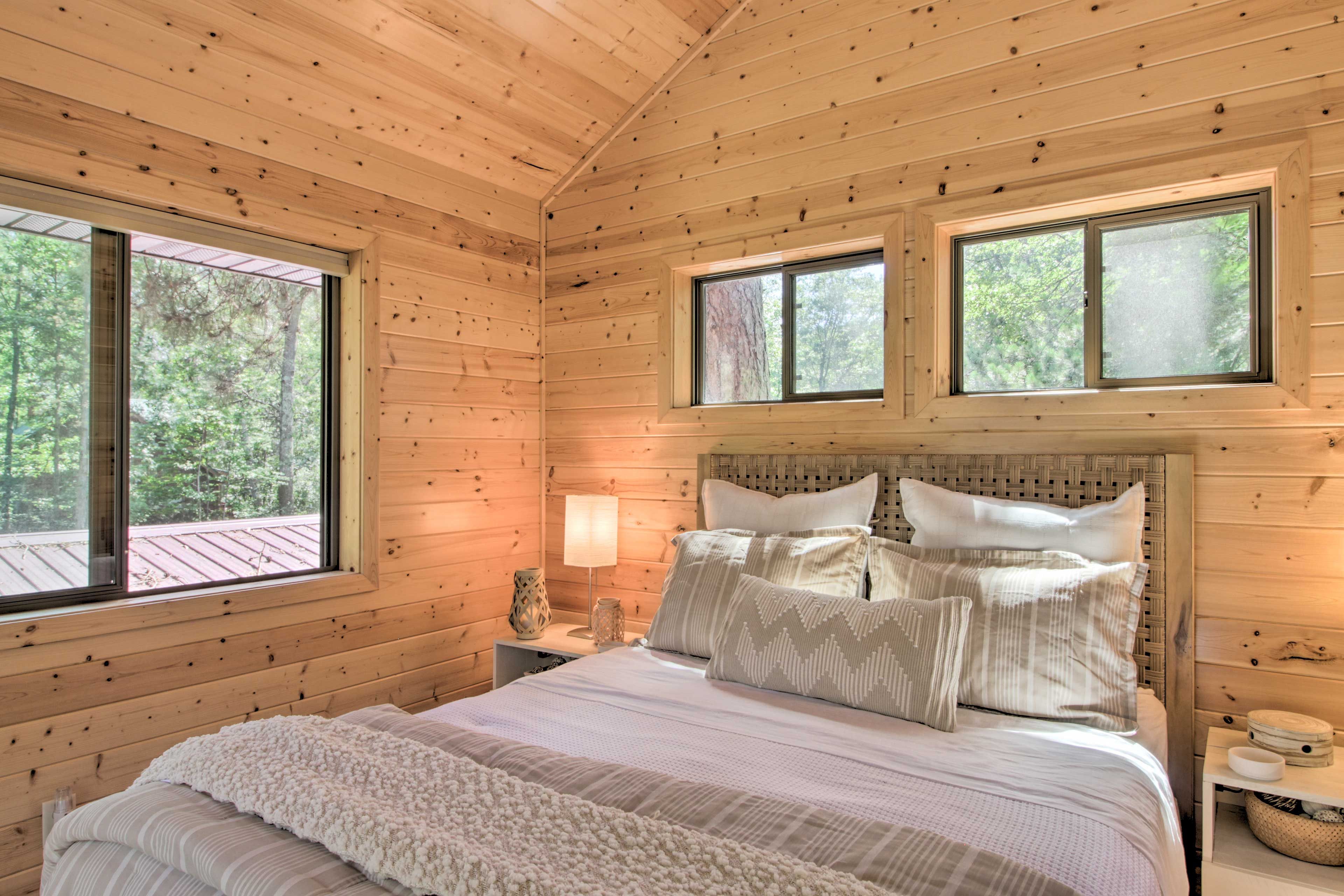 Bedroom 6 (TreeHouse) | Queen Bed
