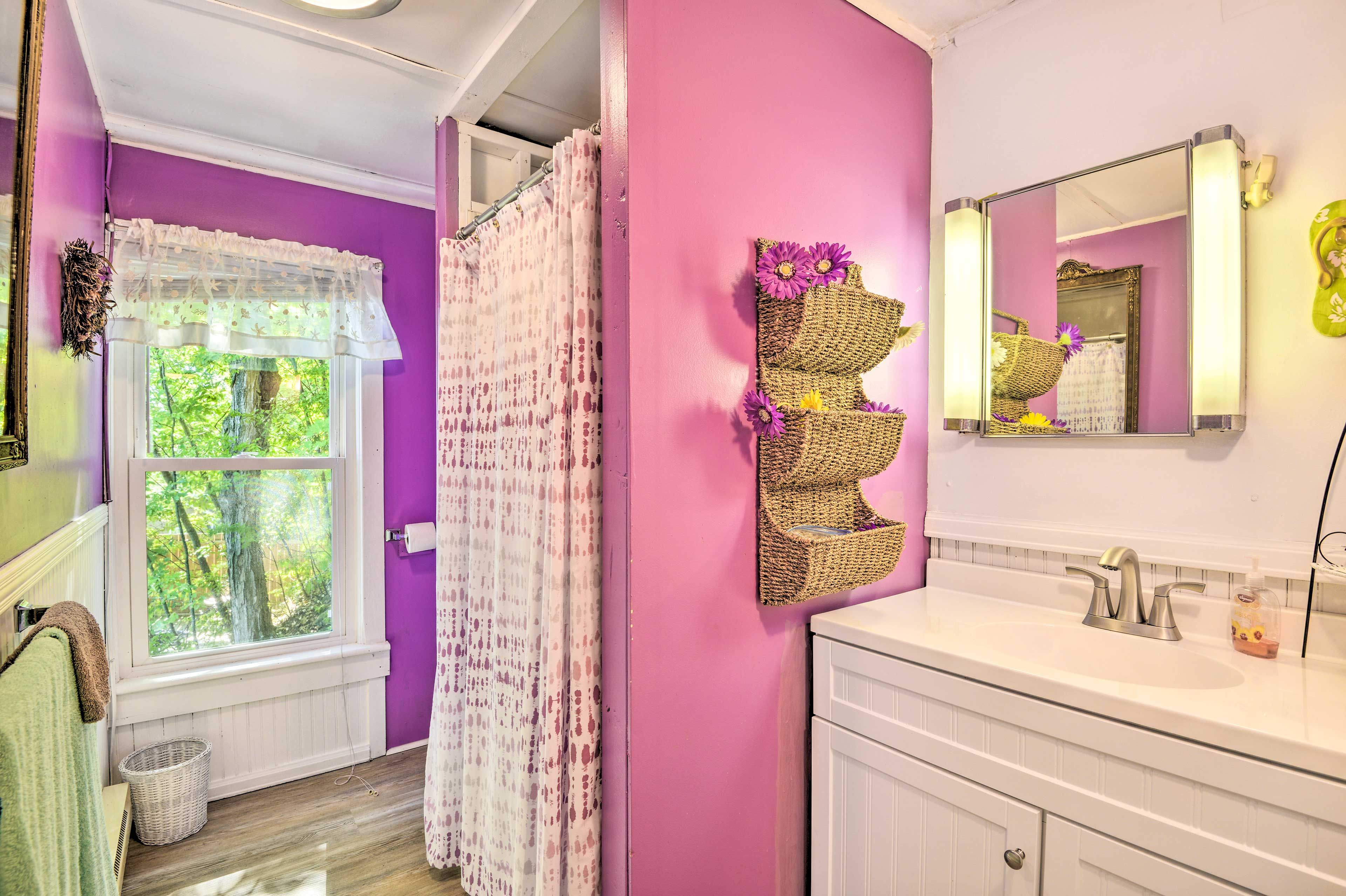 Full Bathroom | 2nd Floor | Complimentary Toiletries (Basic Essentials)