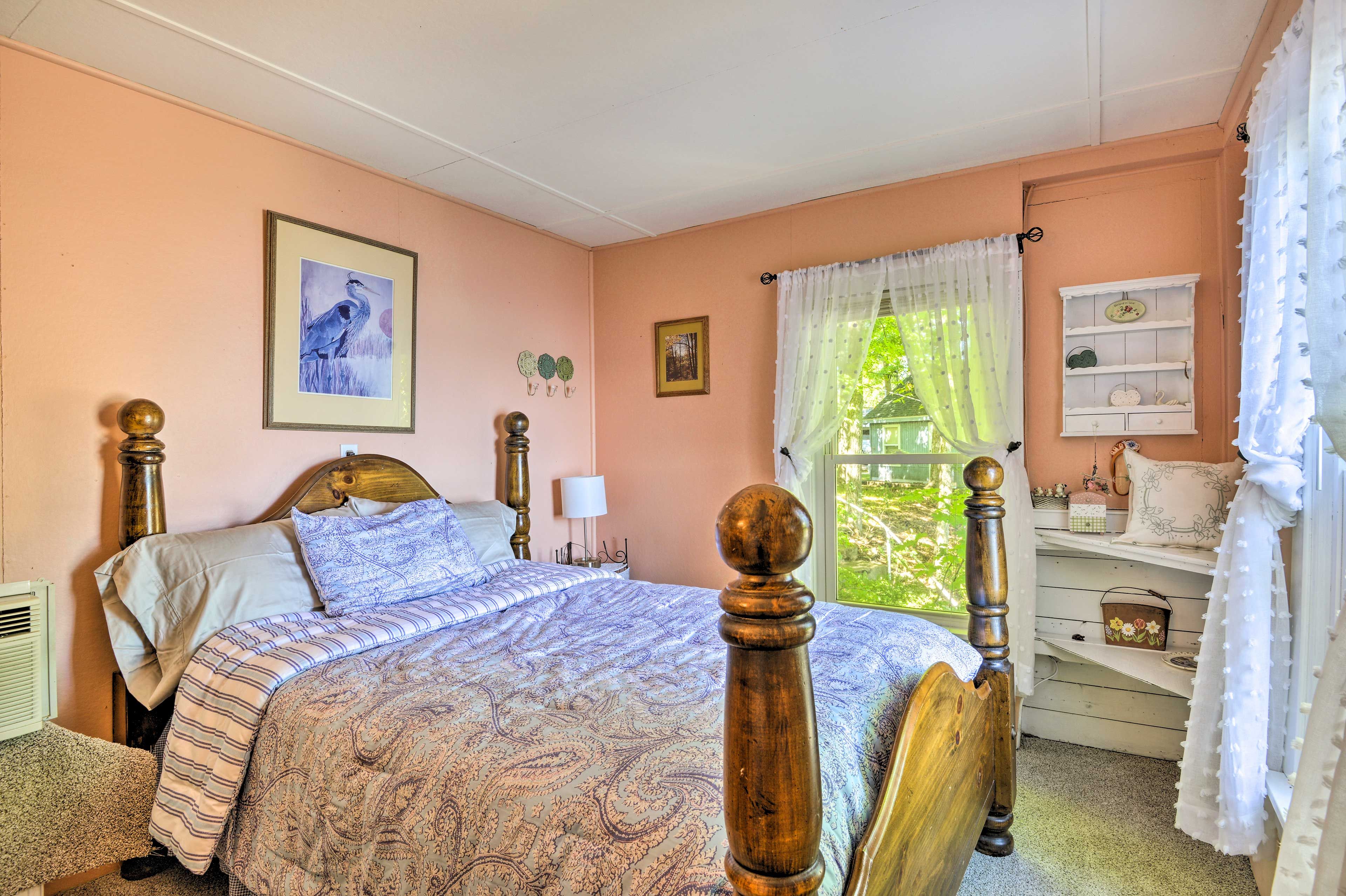 Bedroom 1 | Queen Bed | 2nd Floor | Linens Provided