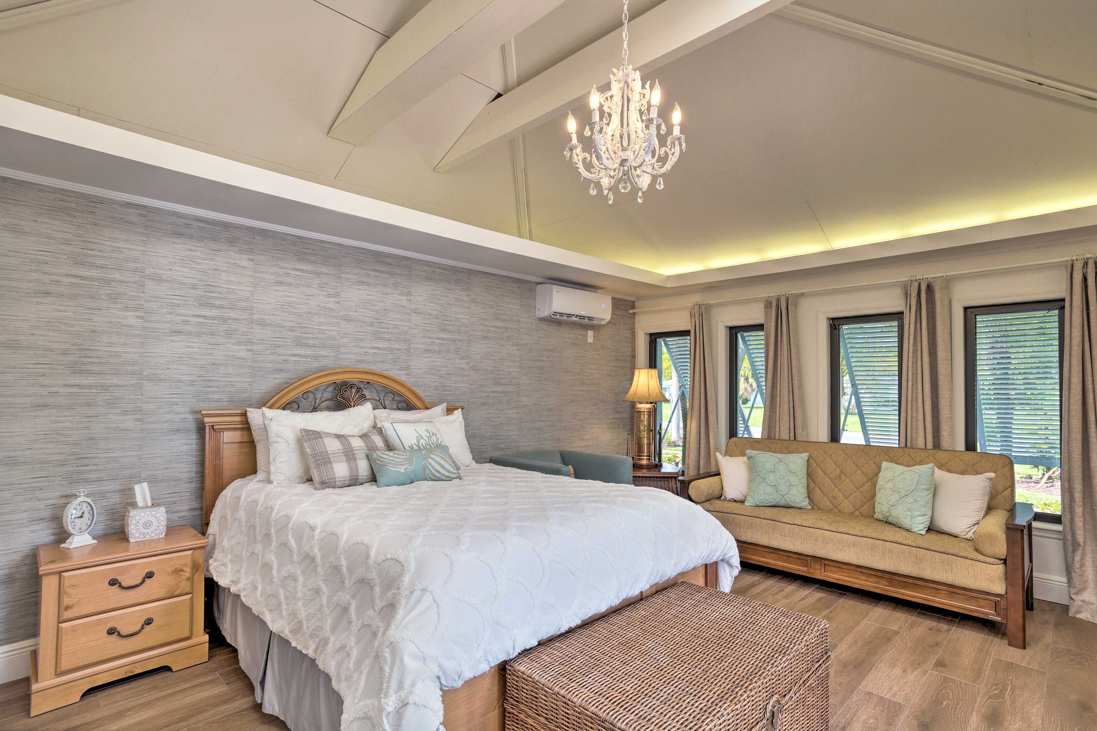 Bedroom 1 (Mother-In-Law Suite) | Queen Bed