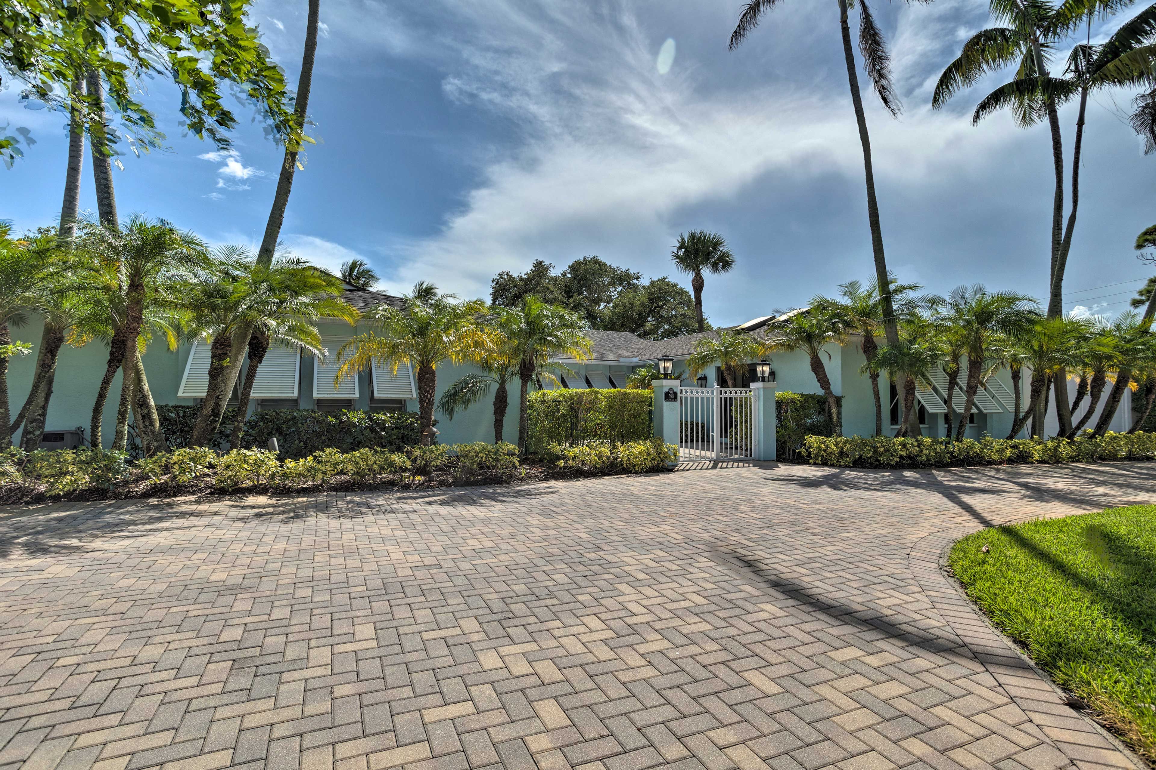 Property Exterior | Driveway/Covered Parking (8 Vehicles) | Trailer Parking