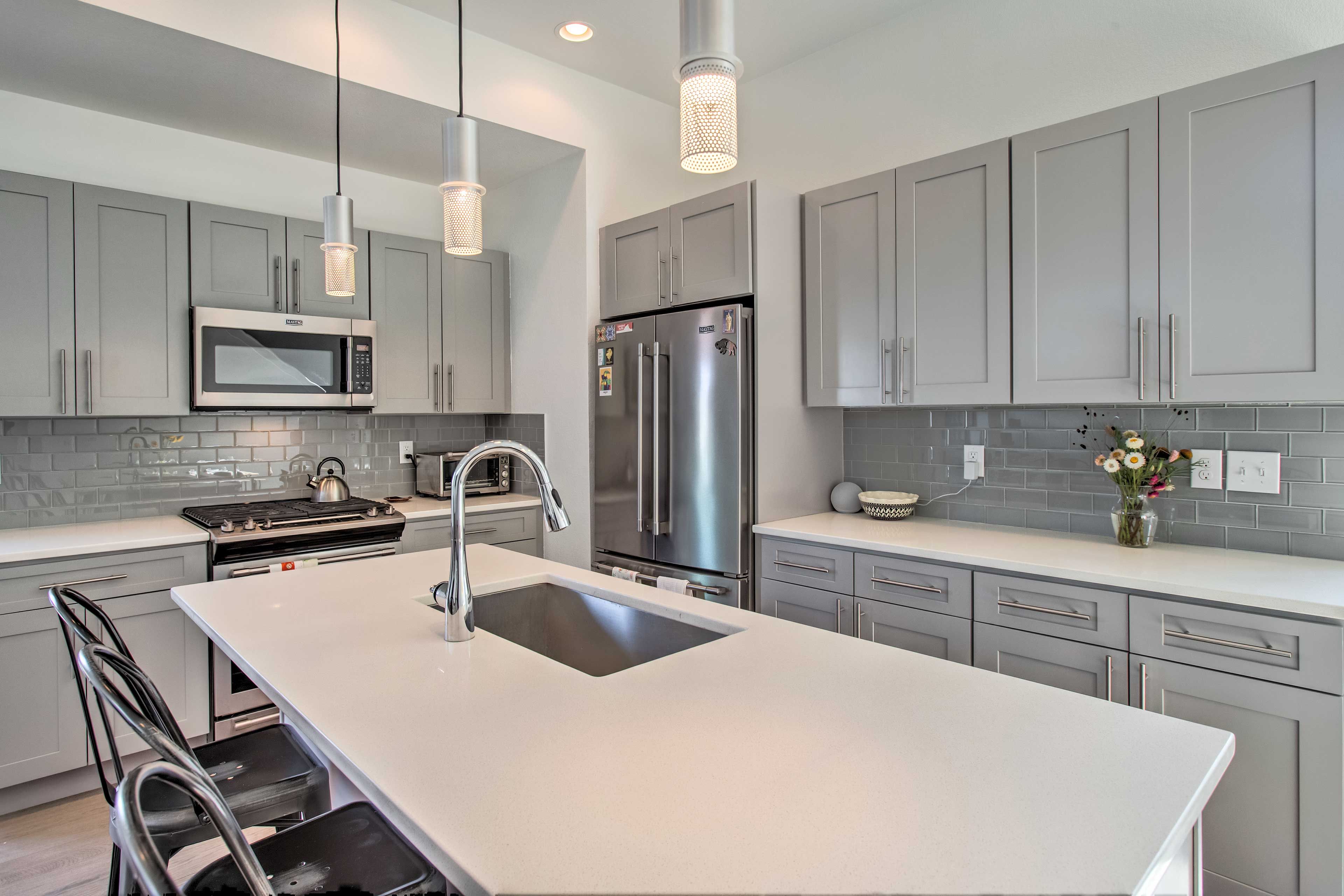 Full Kitchen | Dishwasher | Gas Range | Fridge w/ Ice Maker | Microwave