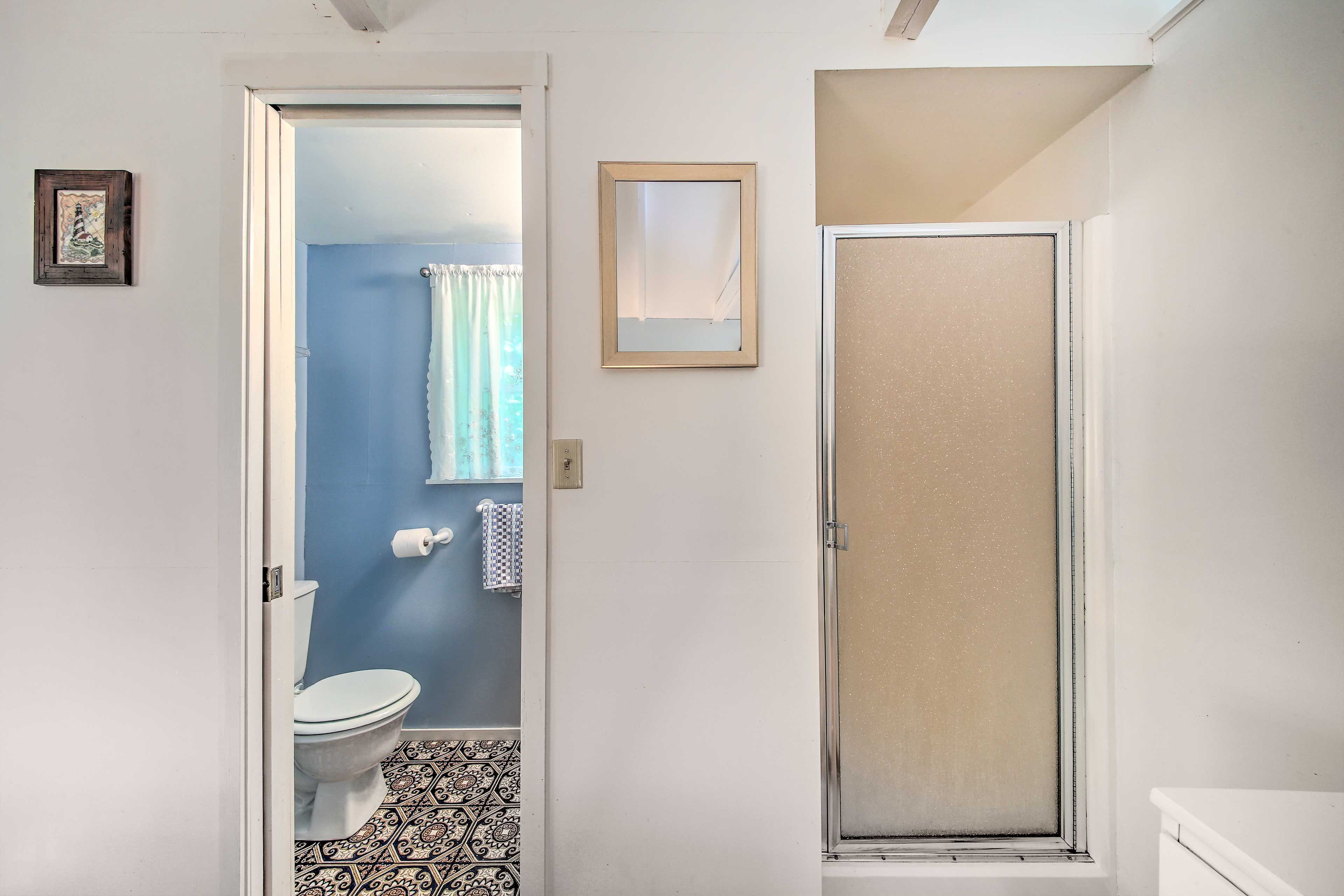 Full Bathroom | Main Level | Towels Provided | Complimentary Toiletries