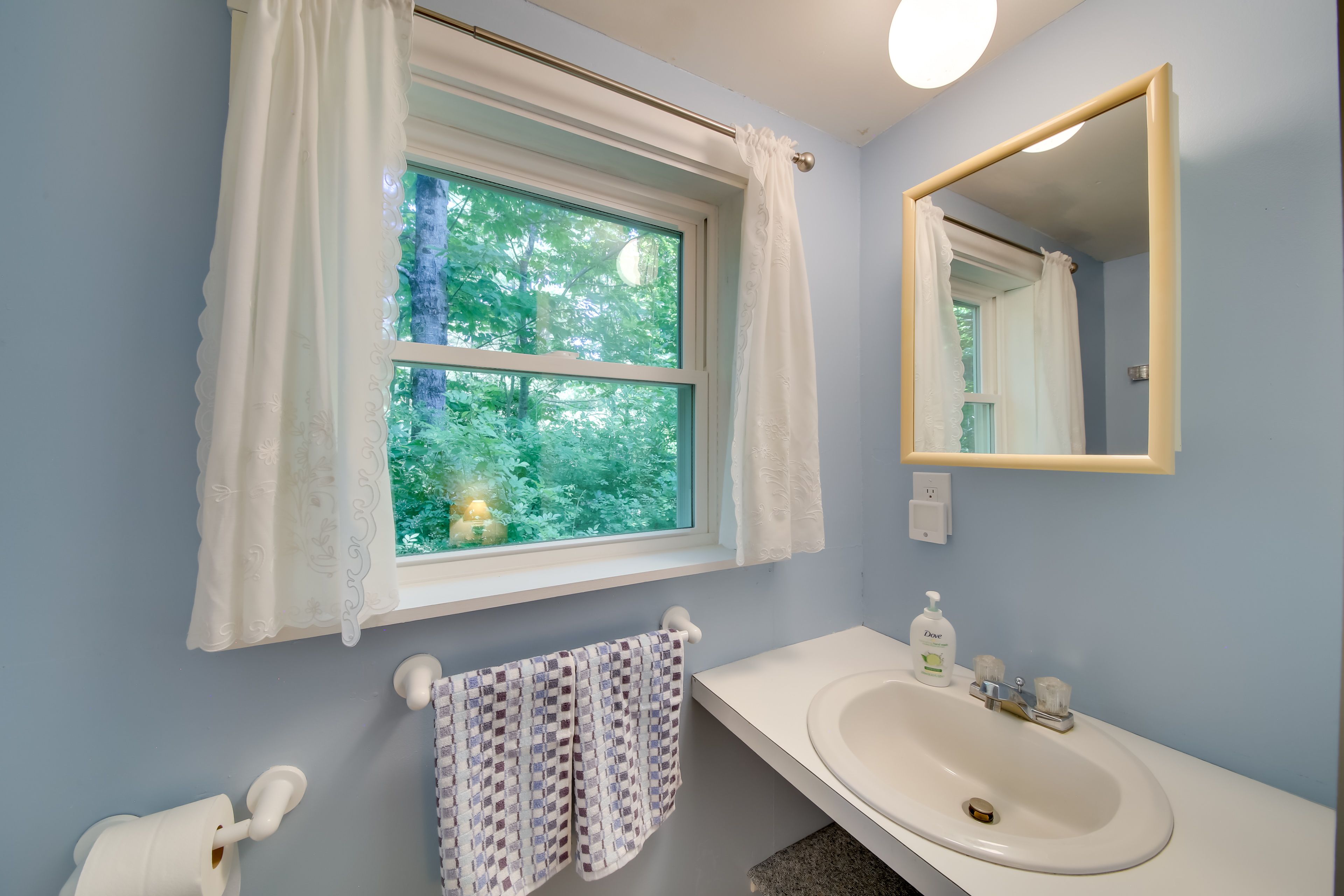 Full Bathroom | Main Level | Towels Provided | Complimentary Toiletries