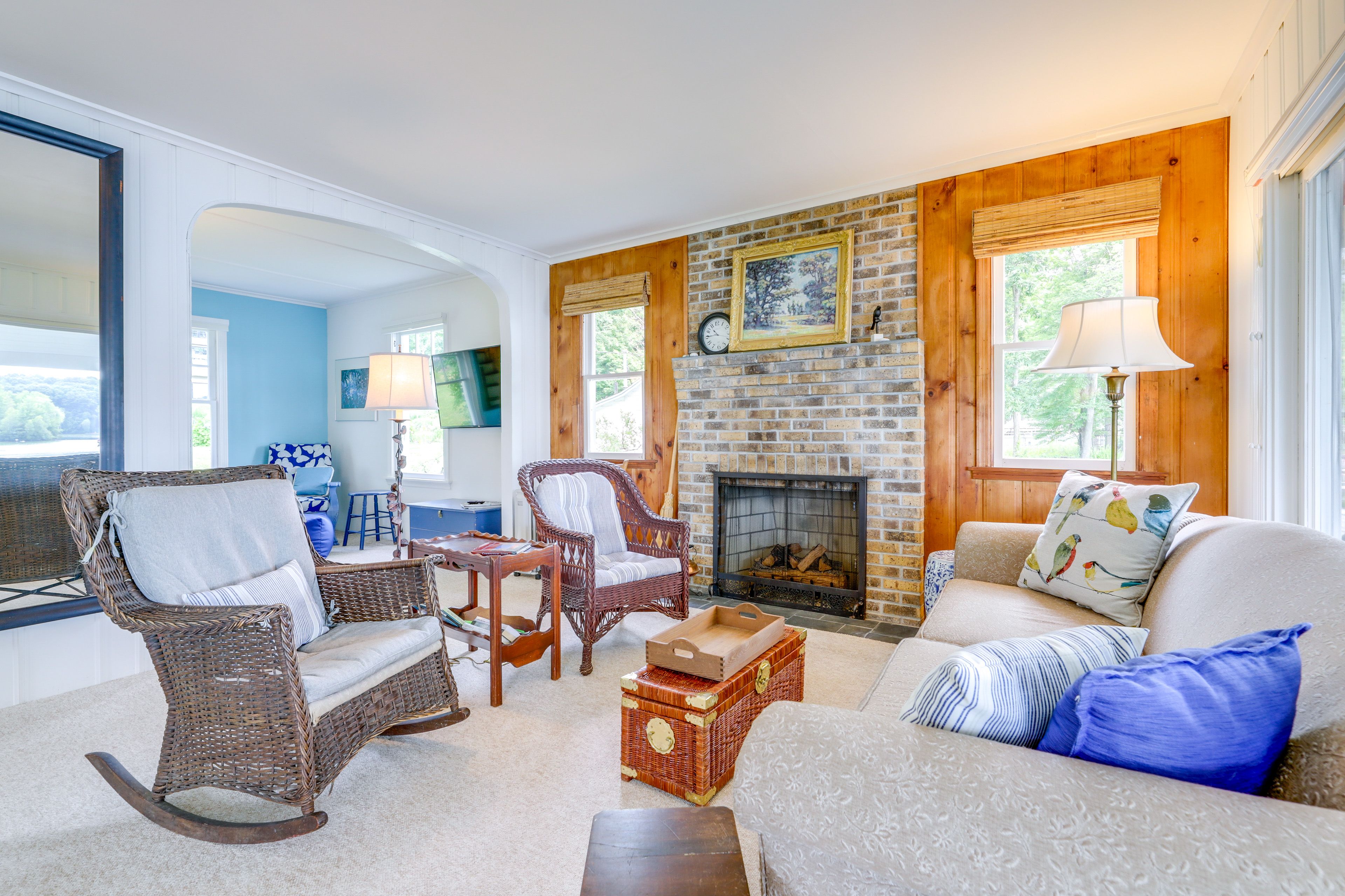 Living Room | Free WiFi | Smart TV | Gas Fireplace
