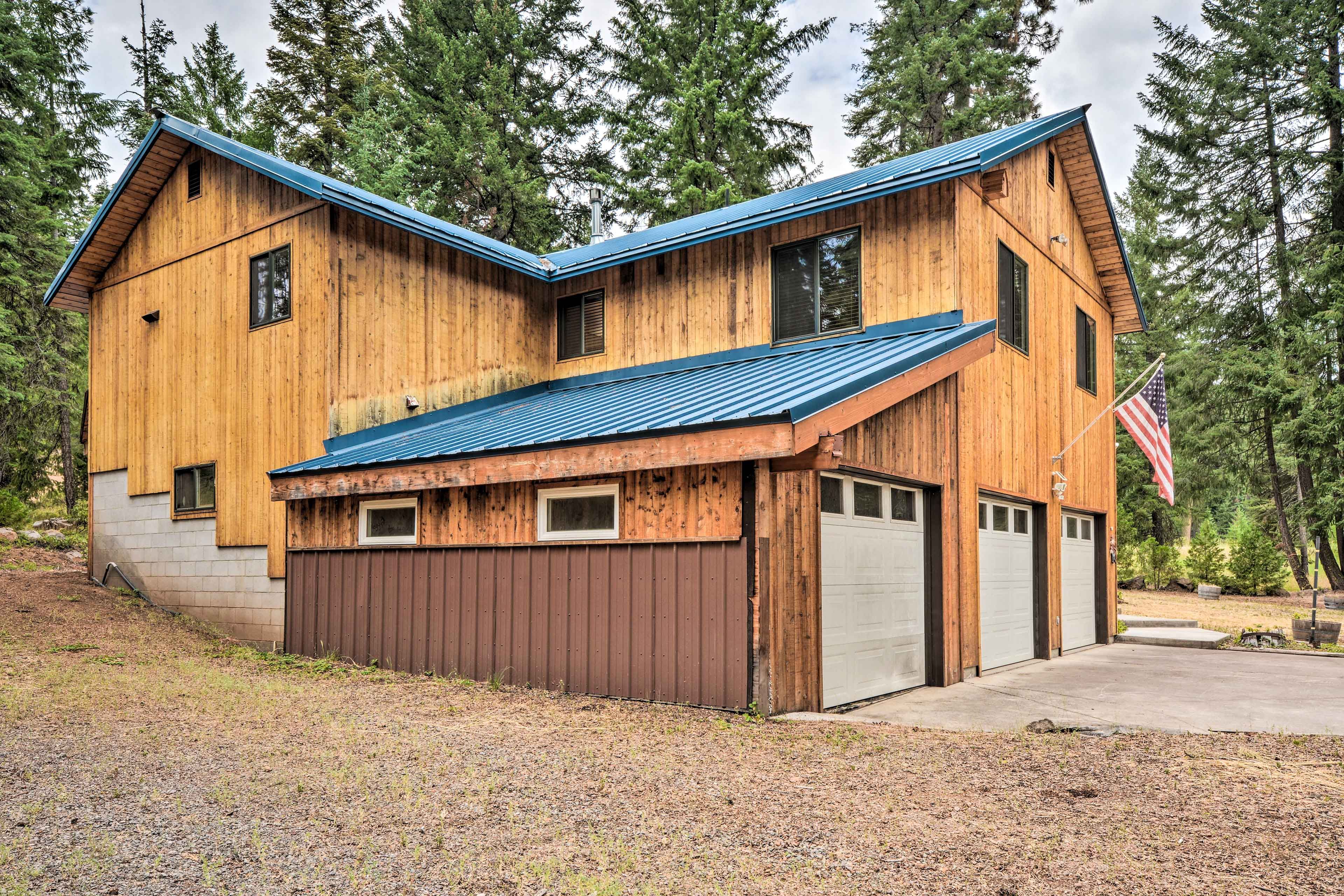Parking | Garage (2 Vehicles) | Driveway (4 Vehicles) | RV/Trailers (No Hookups)