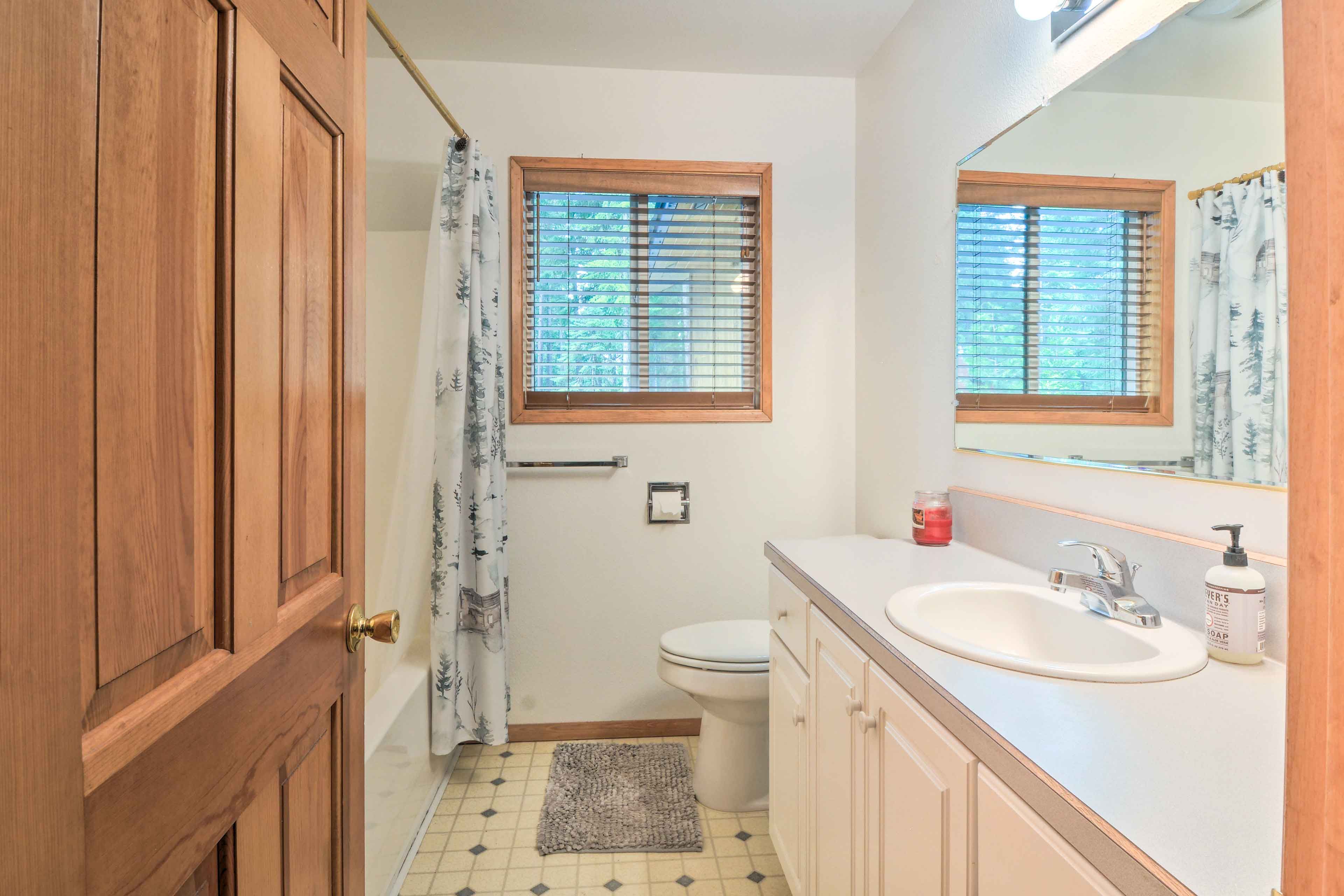 Full Bathroom | Shower/Tub Combo | Complimentary Toiletries | Hair Dryer