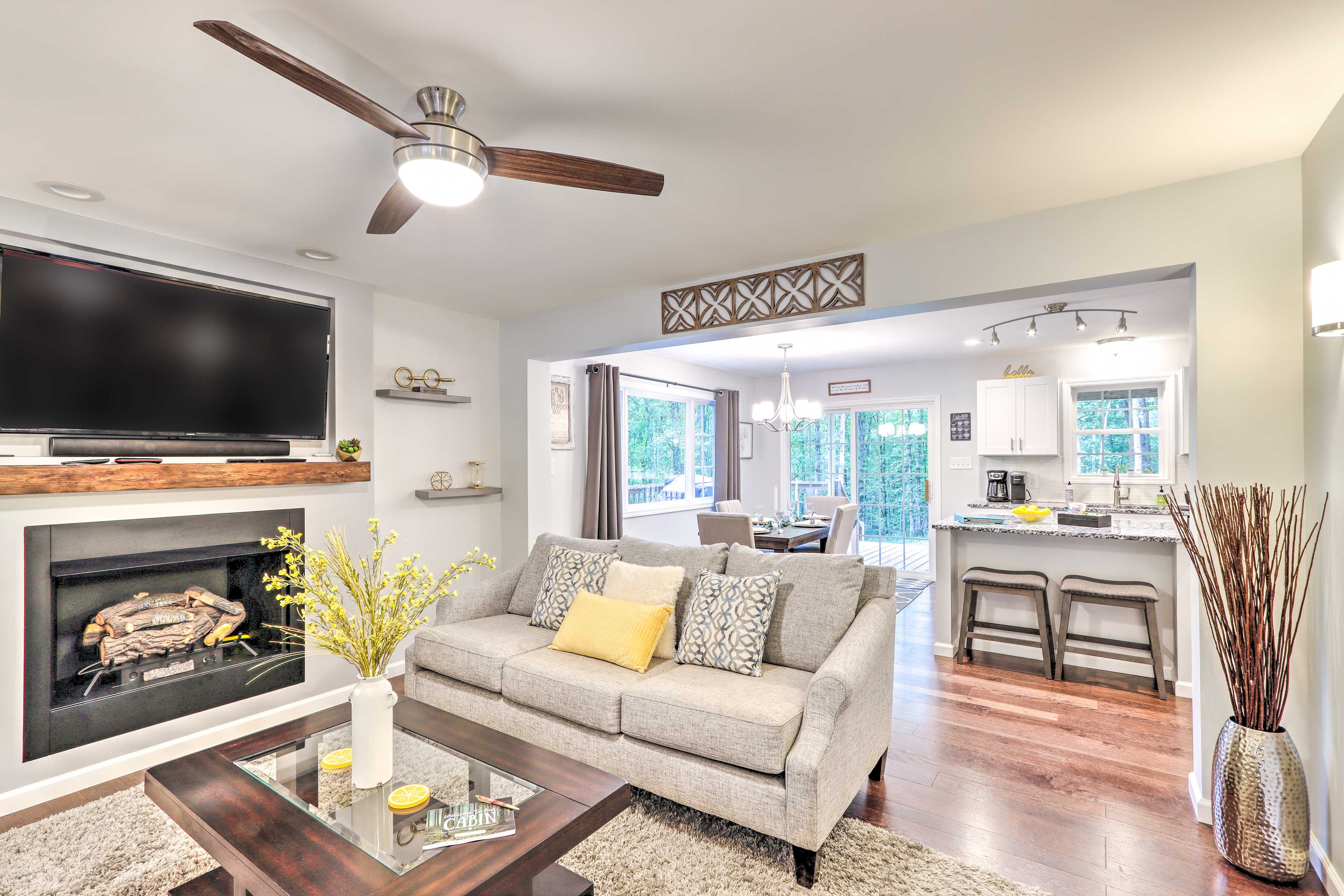 Living Room | Smart TV | Electric Fireplace | Free WiFi | Central A/C
