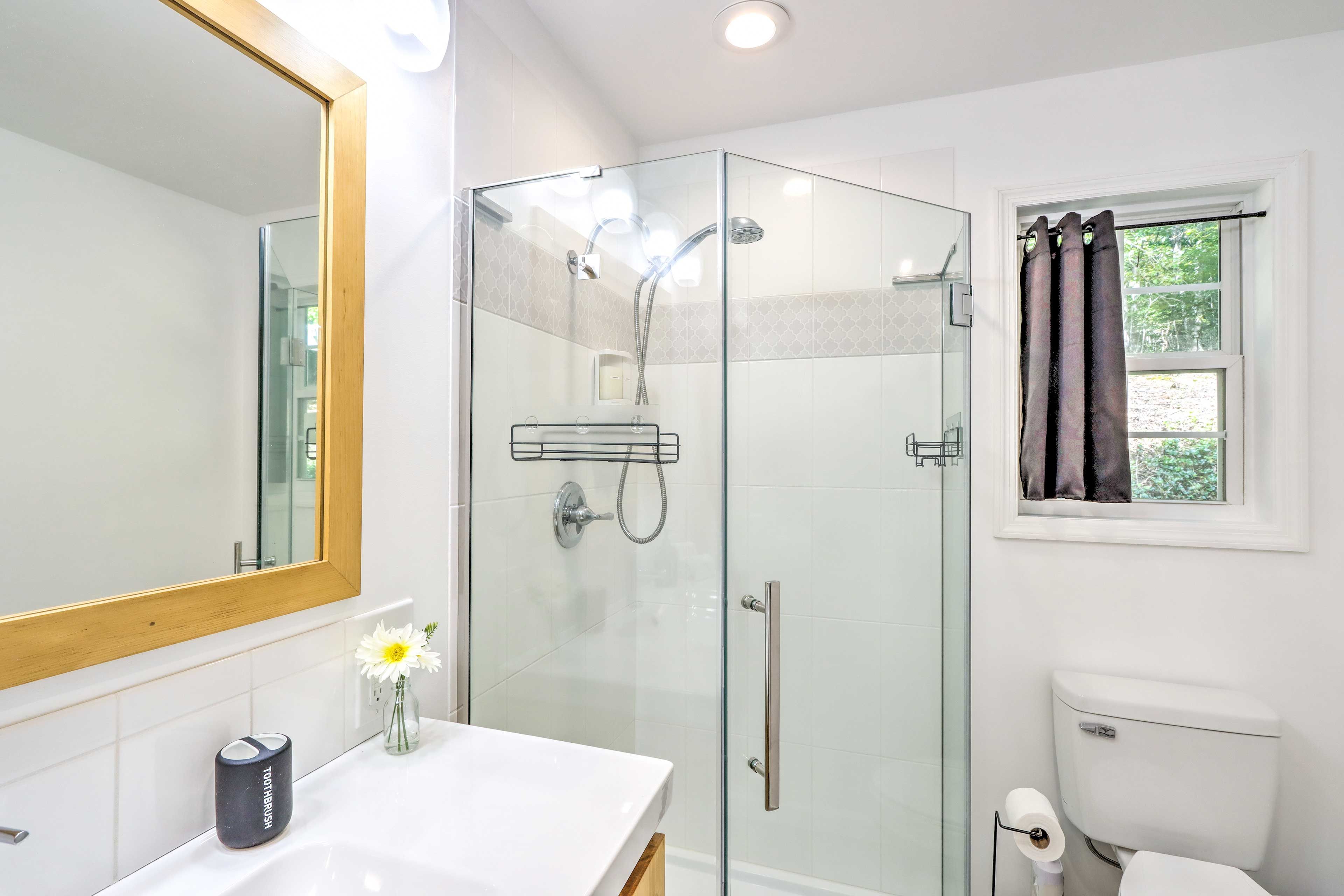 Full Bathroom | Towels Provided | Complimentary Toiletries | Hair Dryer