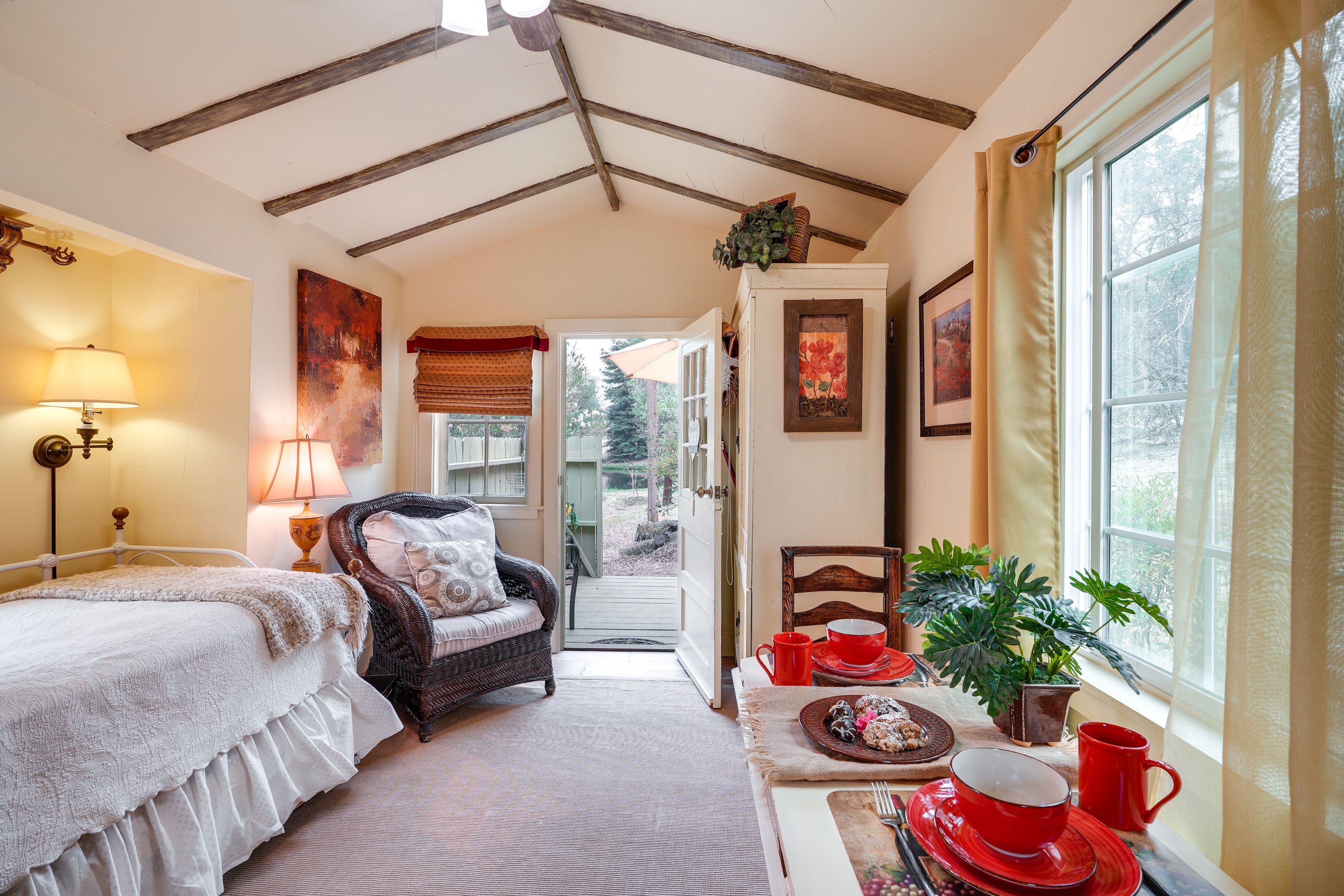 Living Area | Single Story | Free WiFi | Smart TV