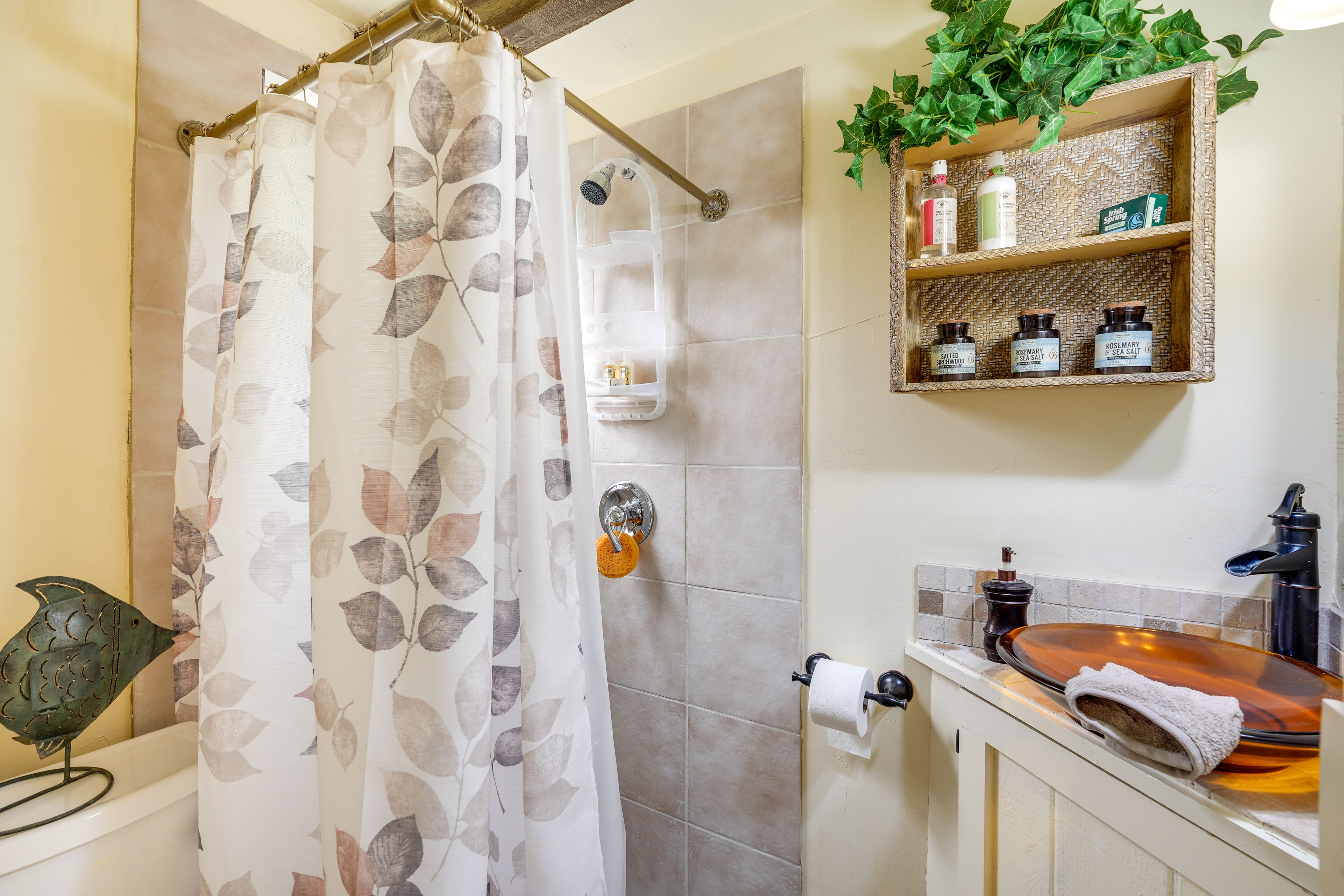 Full Bathroom | Towels Provided | Complimentary Toiletries