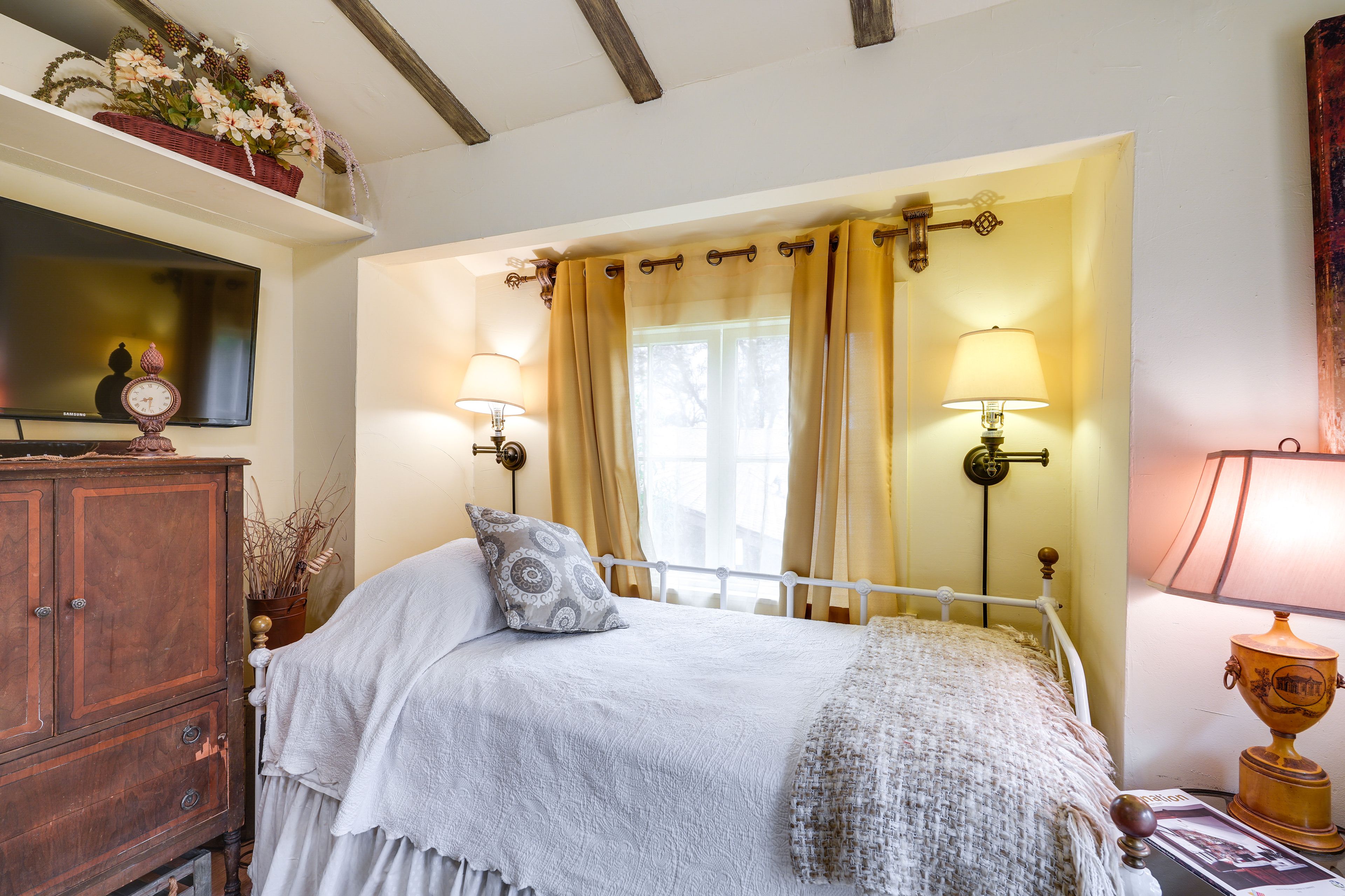 Studio | Day Bed w/ Trundle Bed (Converts to Queen Bed) | Linens Provided