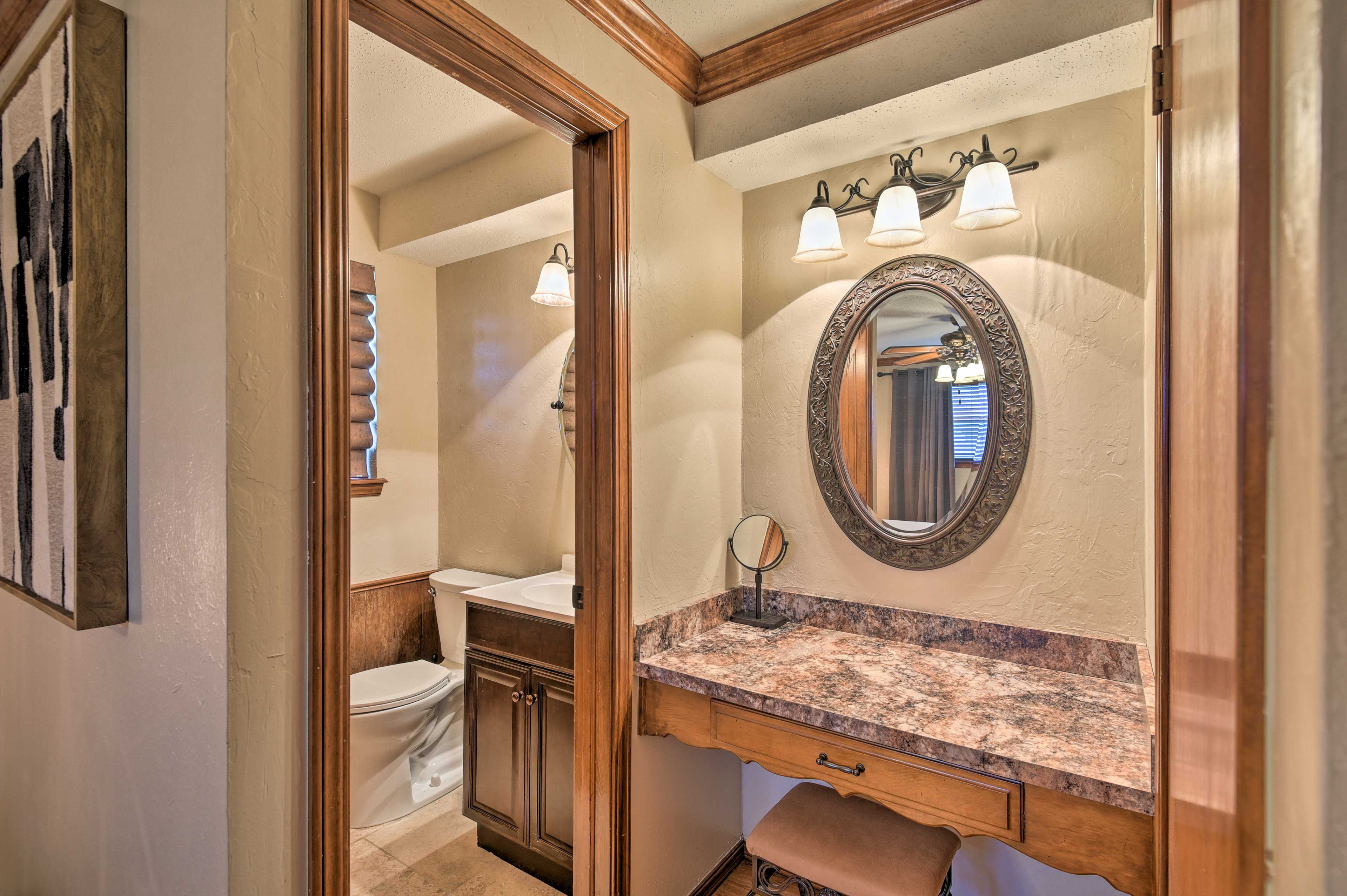 Half En-Suite Bathroom | Complimentary Toiletries