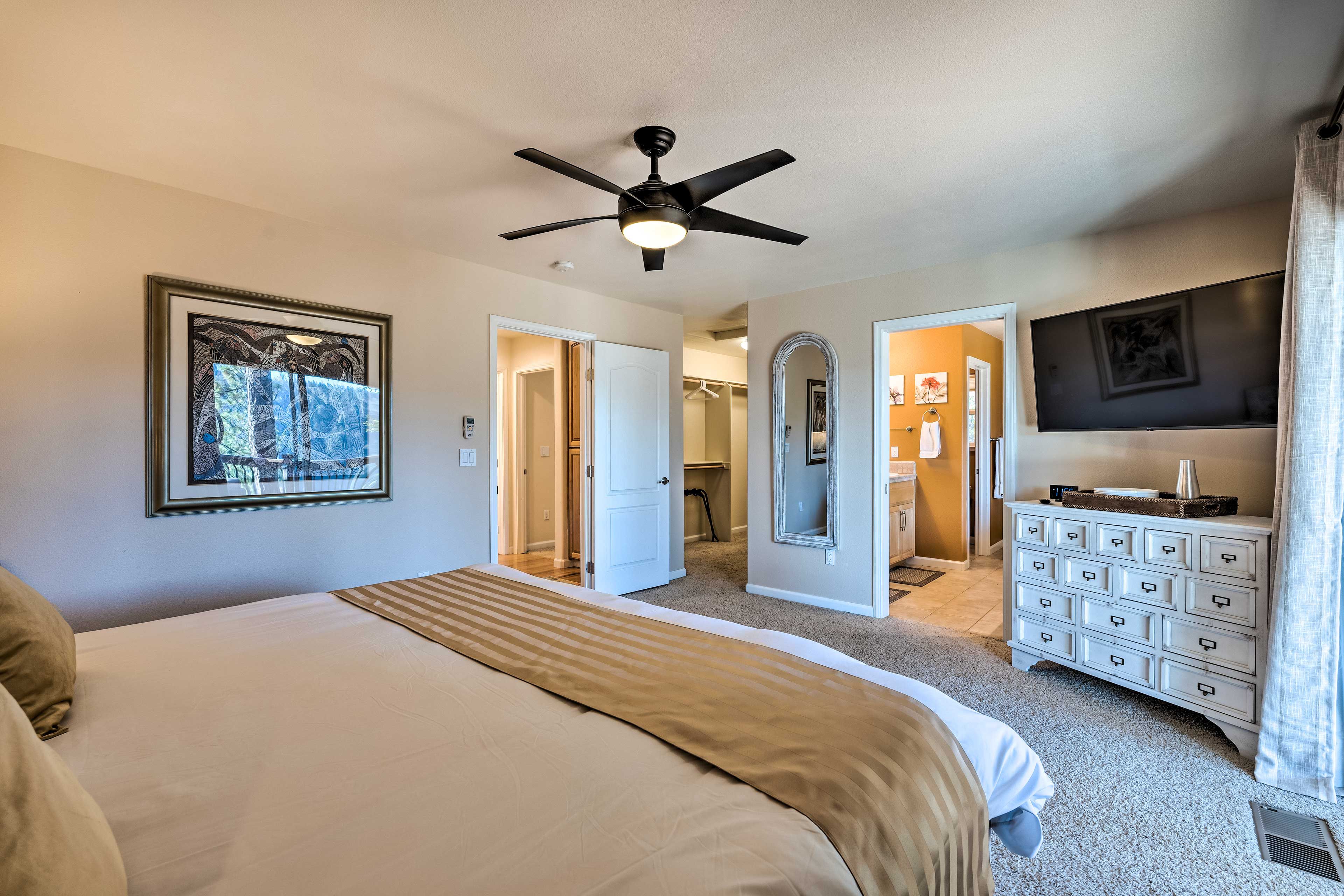 Bedroom 1 | King Bed | 1st Floor
