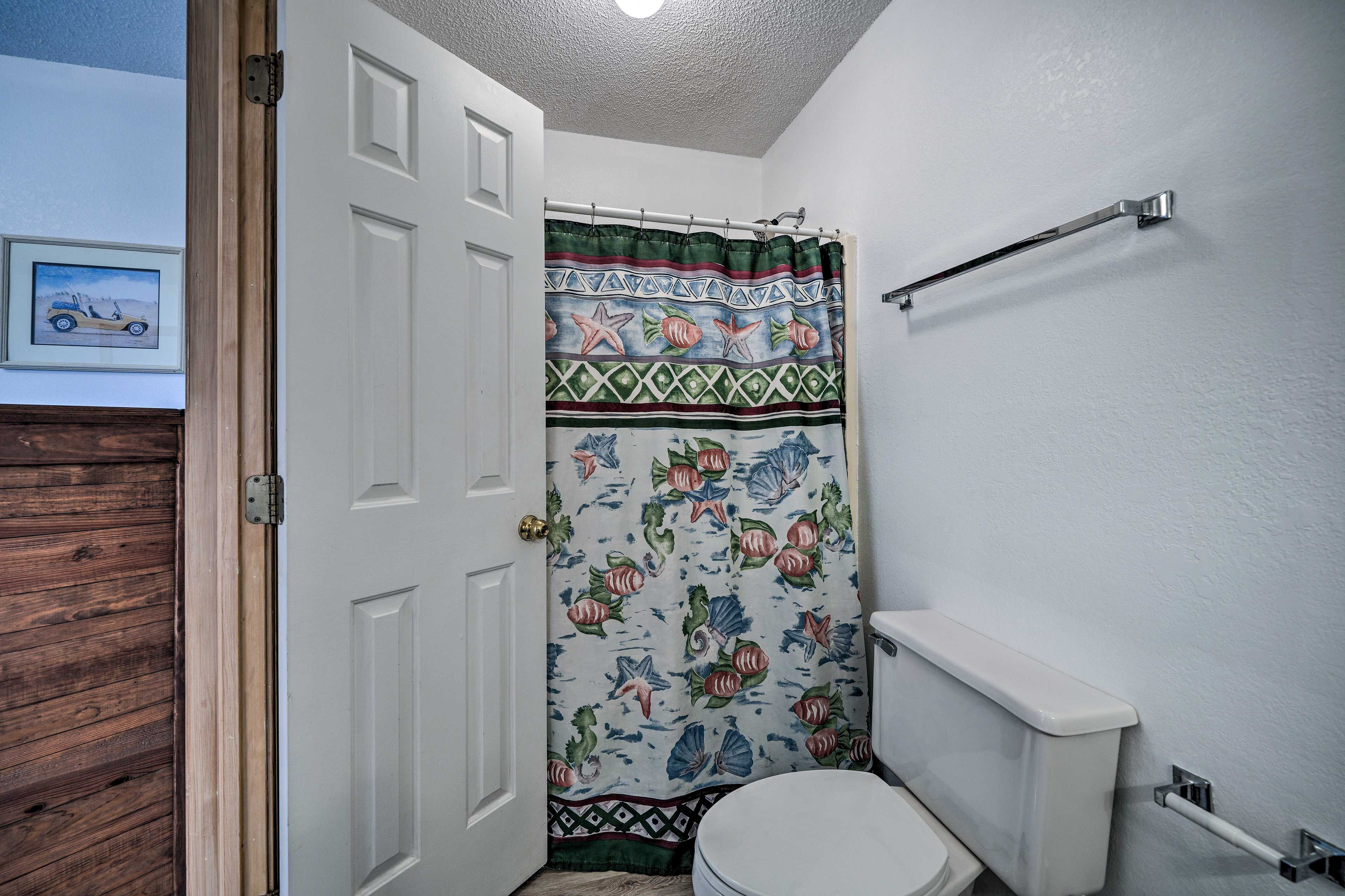 Full Bathroom | Towels Provided