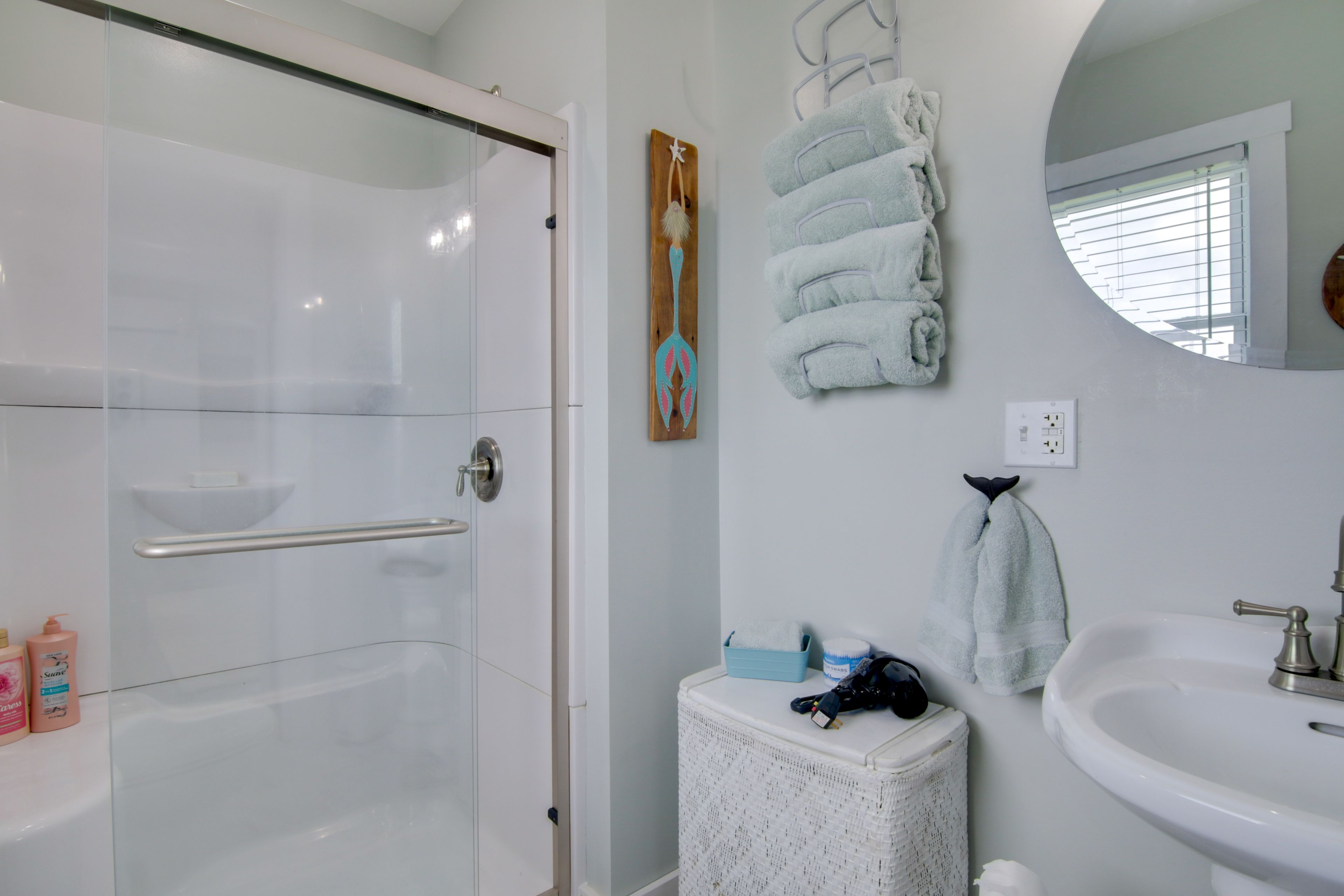 Full Bathroom | Towels Provided | Complimentary Toiletries