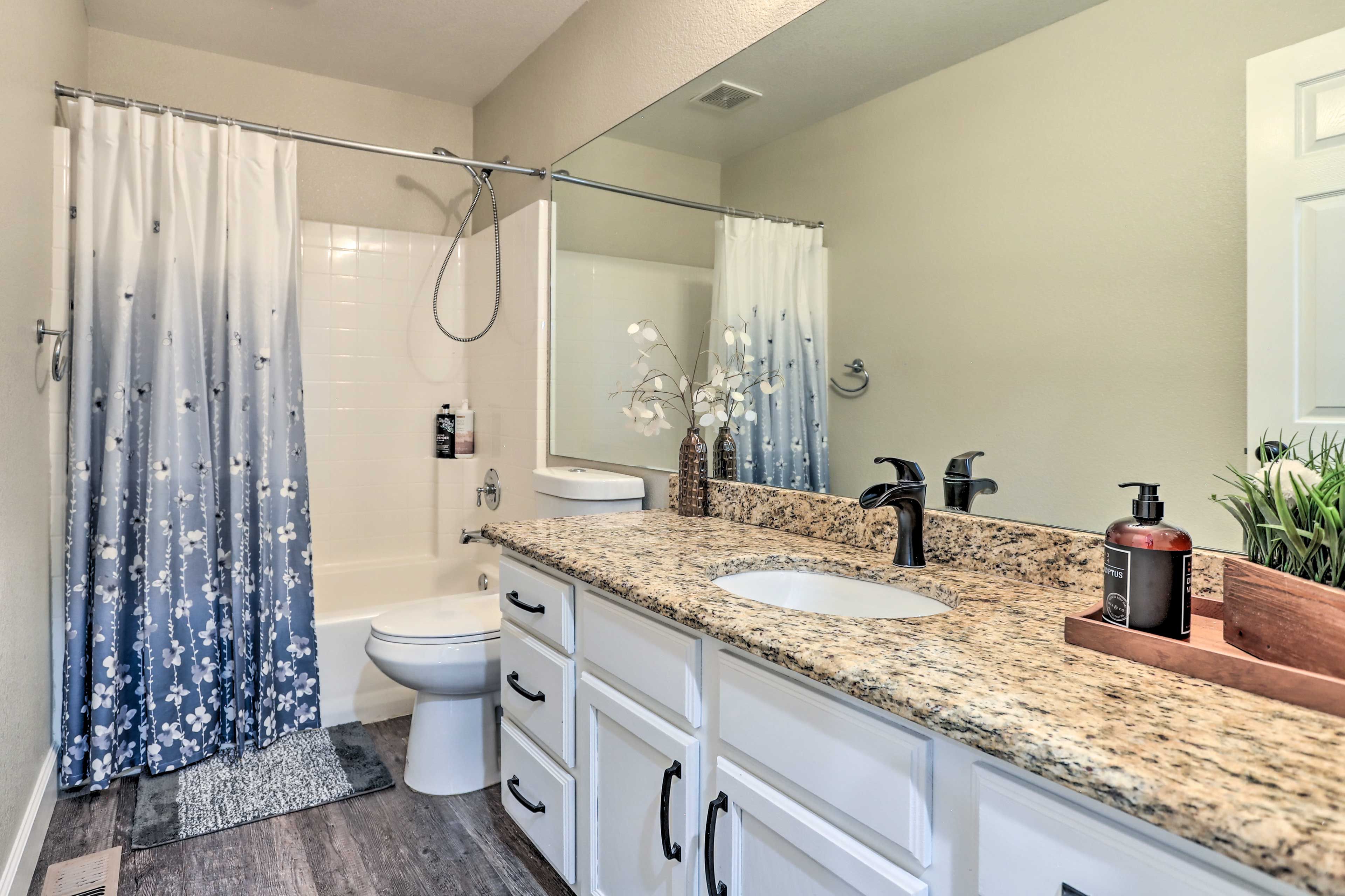 Full Bathroom | Main Level | Towels Provided | Complimentary Toiletries