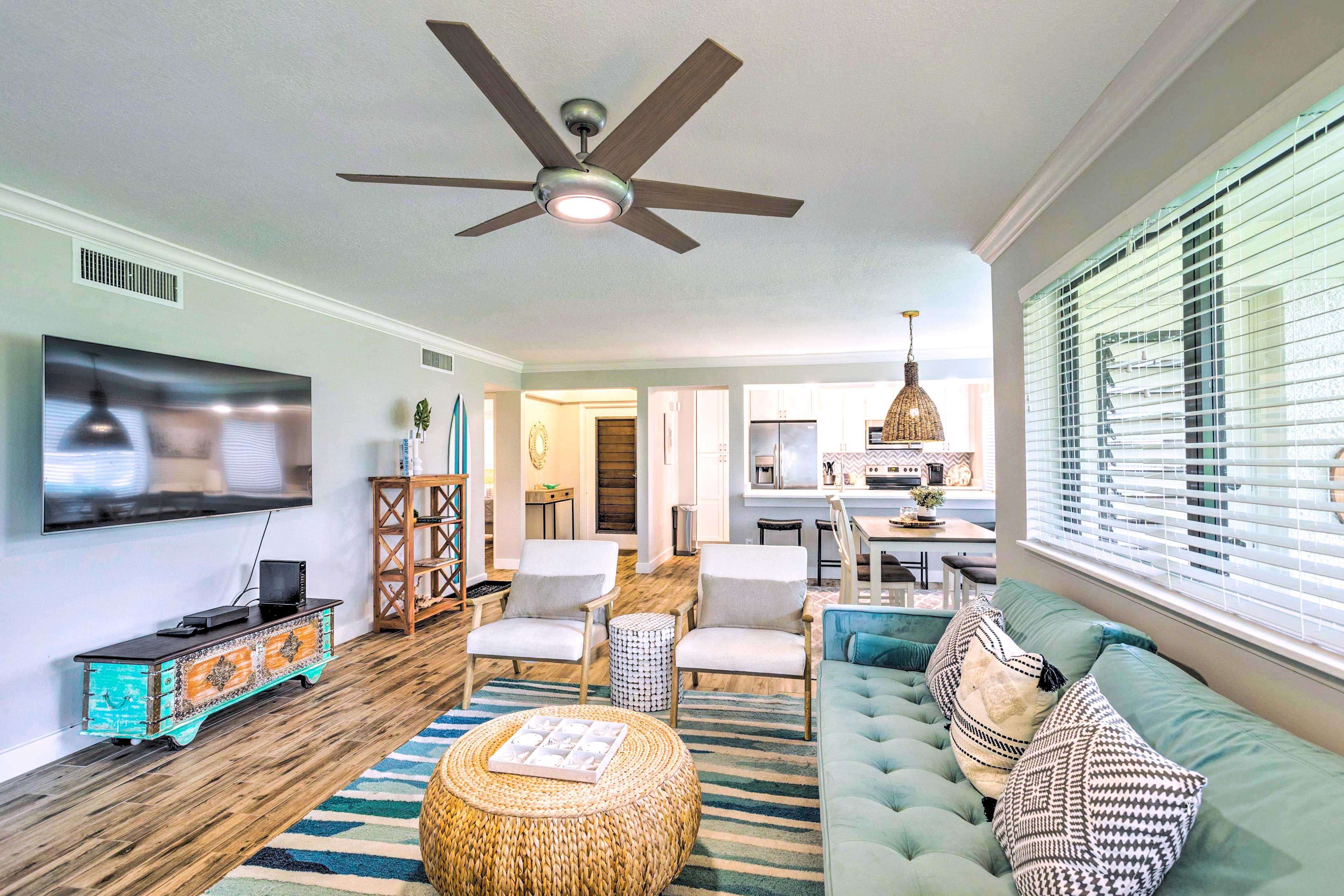 Living Room | Smart TV | Free WiFi | Central A/C